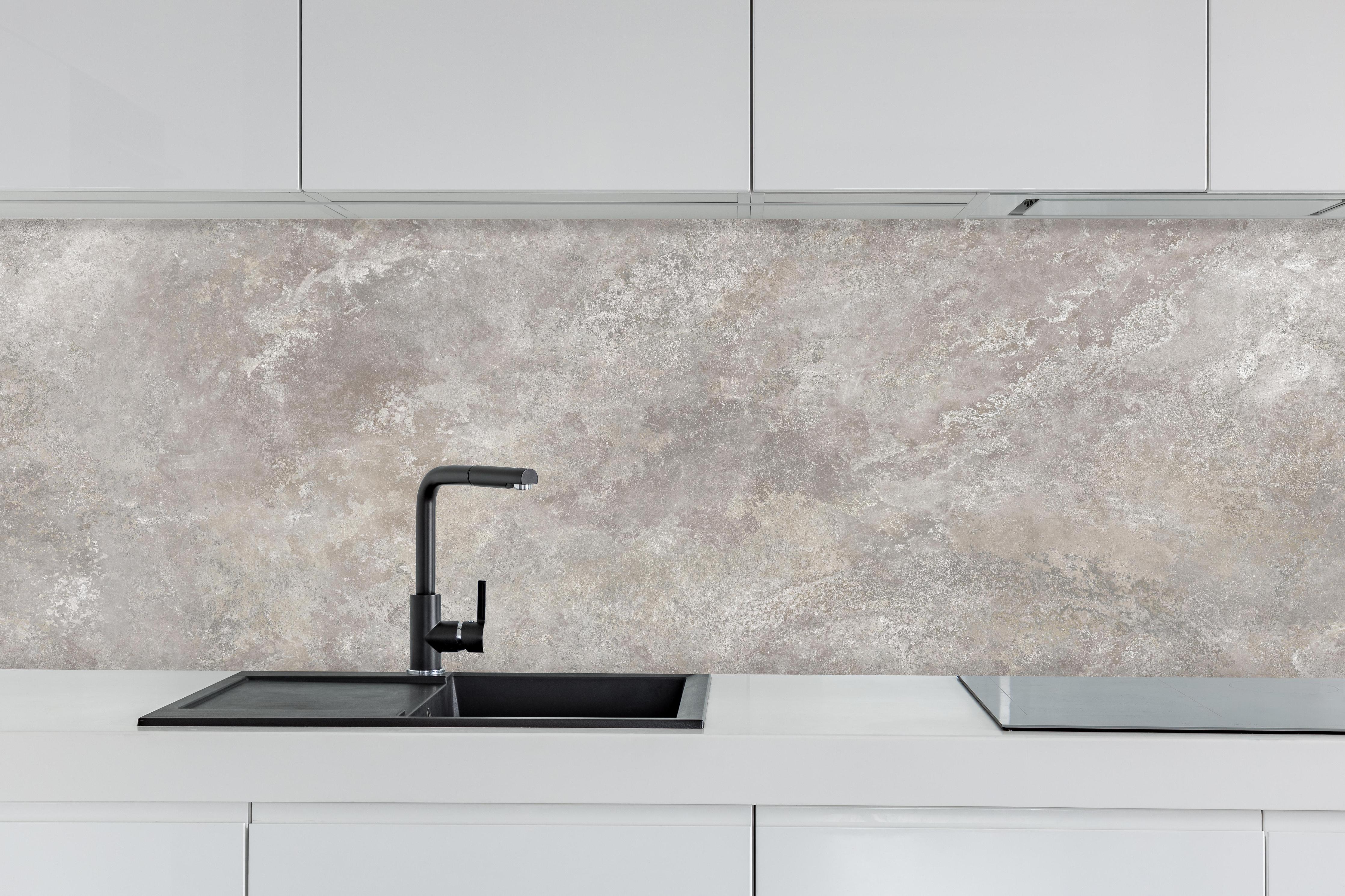 Küche - Raue Zement Struktur hinter weißen Hochglanz-Küchenregalen und schwarzem Wasserhahn