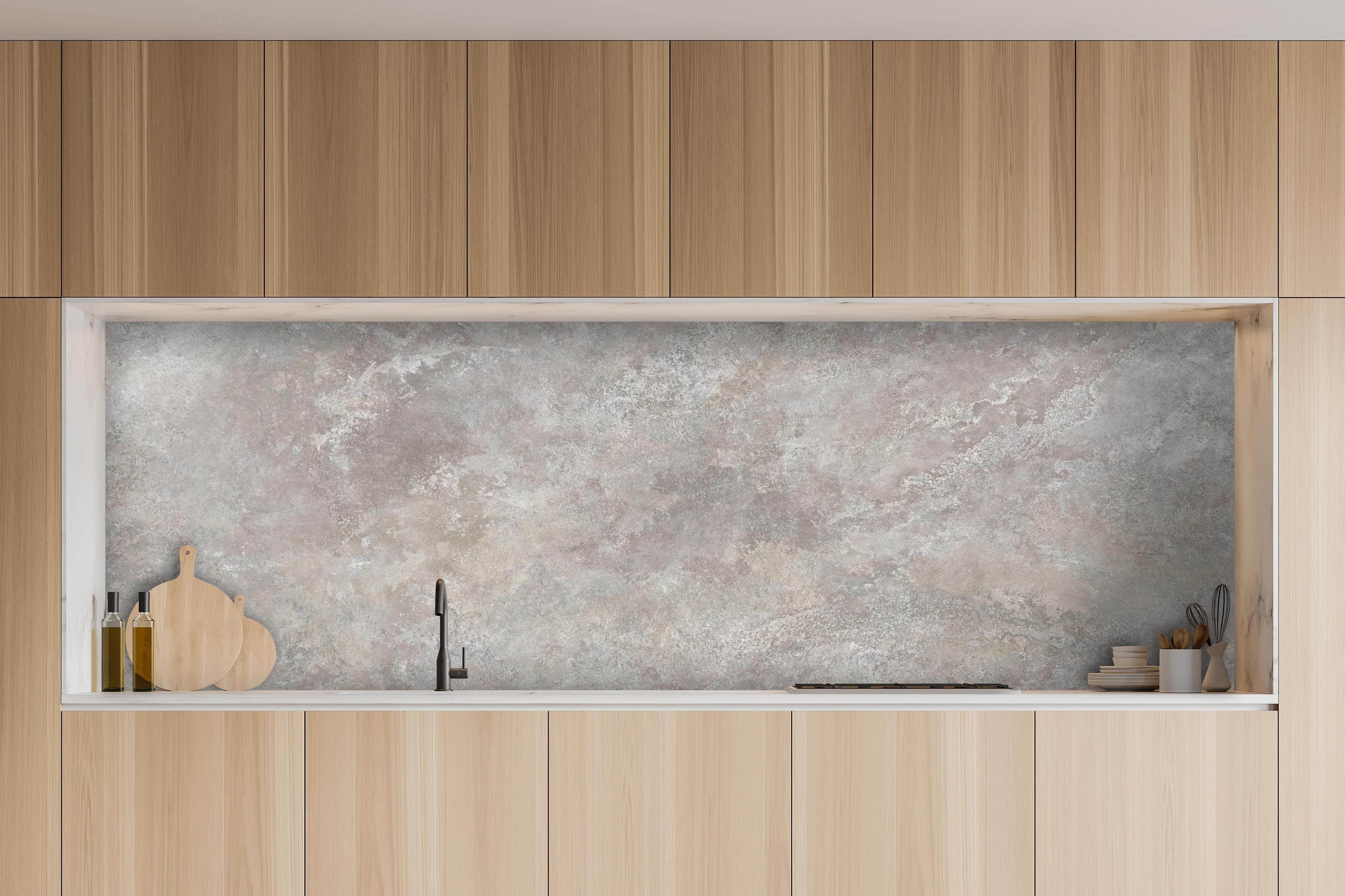 Küche - Raue Zement Struktur hinter weißen Hochglanz-Küchenregalen und schwarzem Wasserhahn