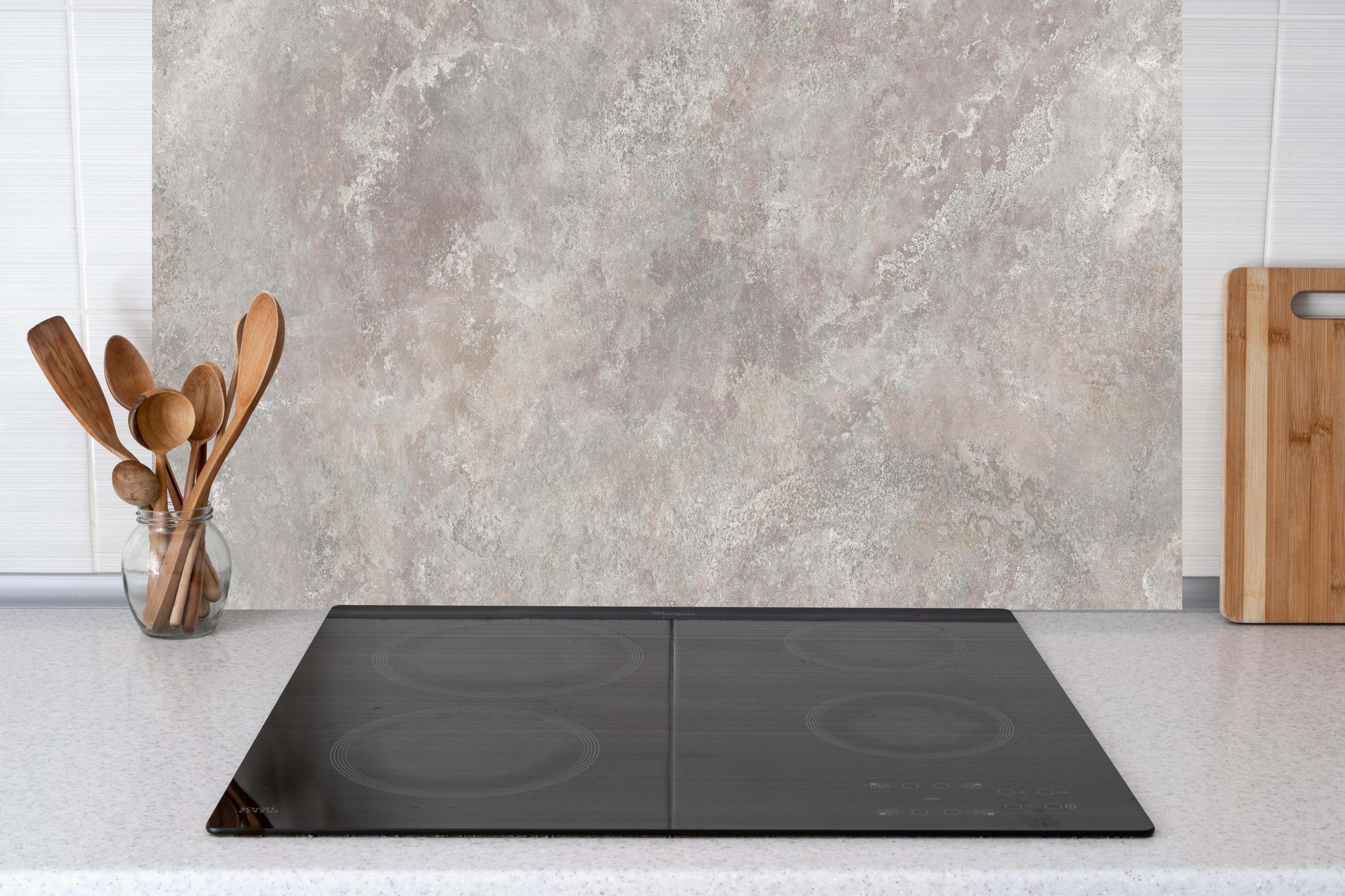 Küche - Raue Zement Struktur hinter weißen Hochglanz-Küchenregalen und schwarzem Wasserhahn