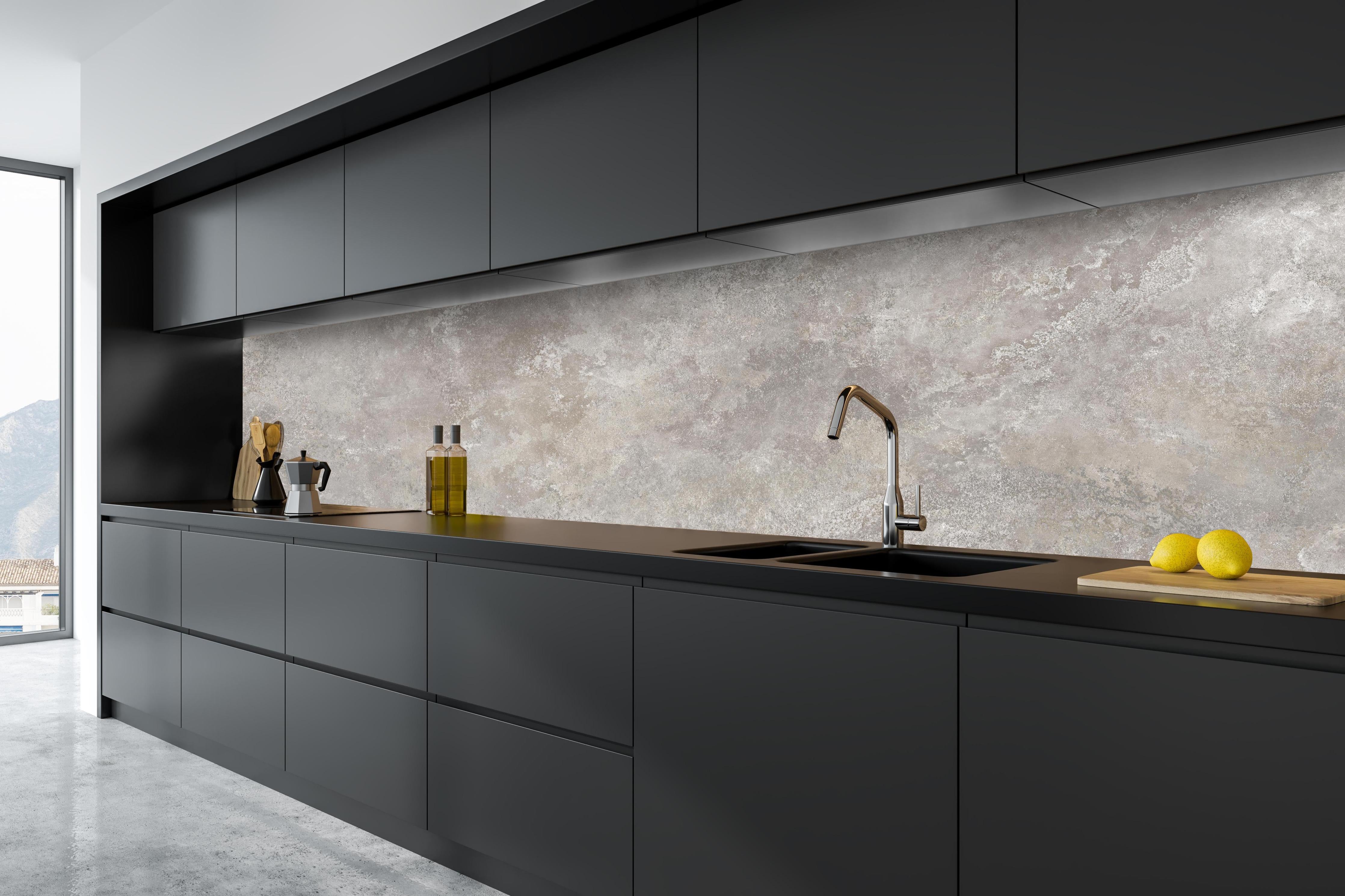 Küche - Raue Zement Struktur hinter weißen Hochglanz-Küchenregalen und schwarzem Wasserhahn