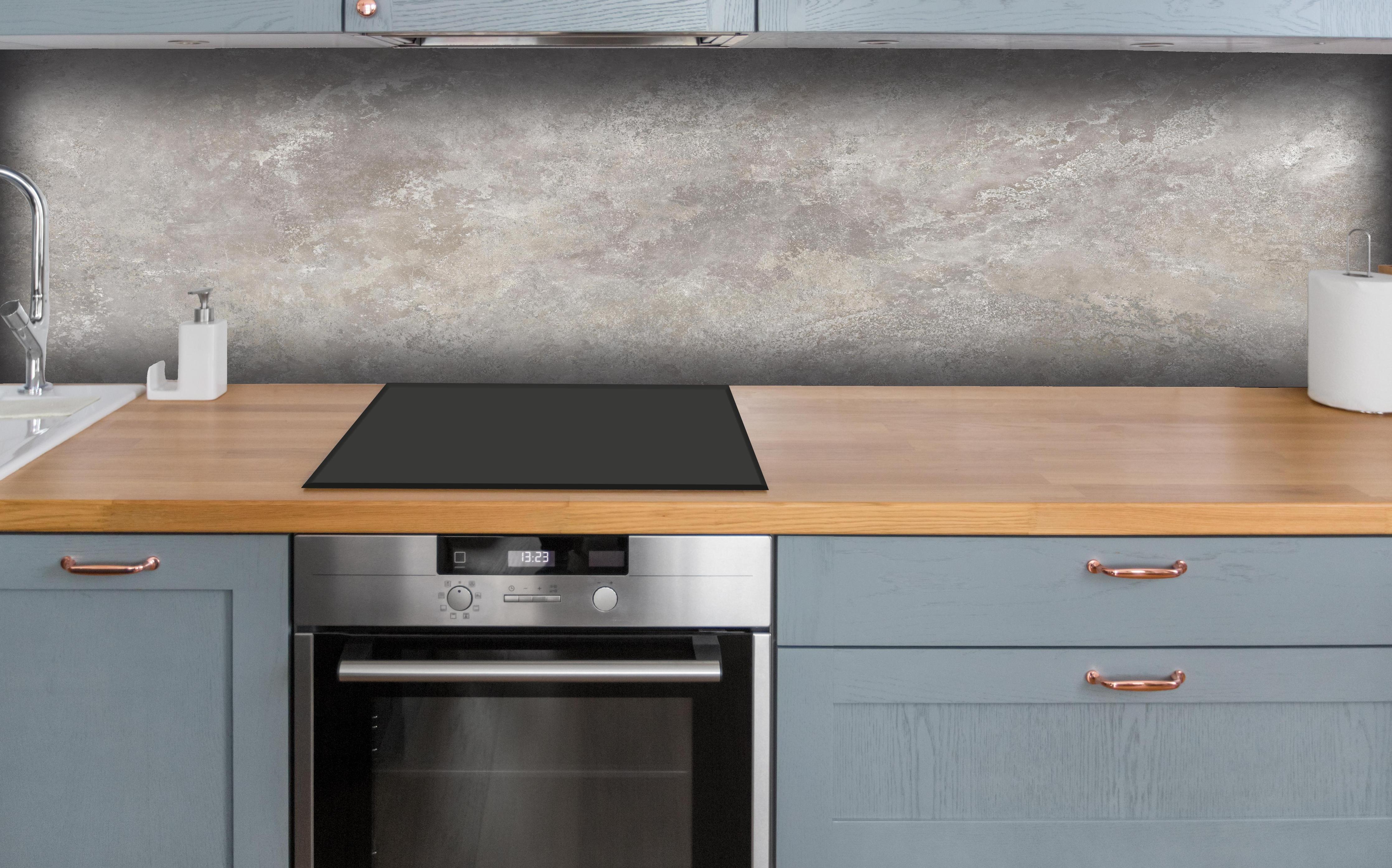 Küche - Raue Zement Struktur hinter weißen Hochglanz-Küchenregalen und schwarzem Wasserhahn