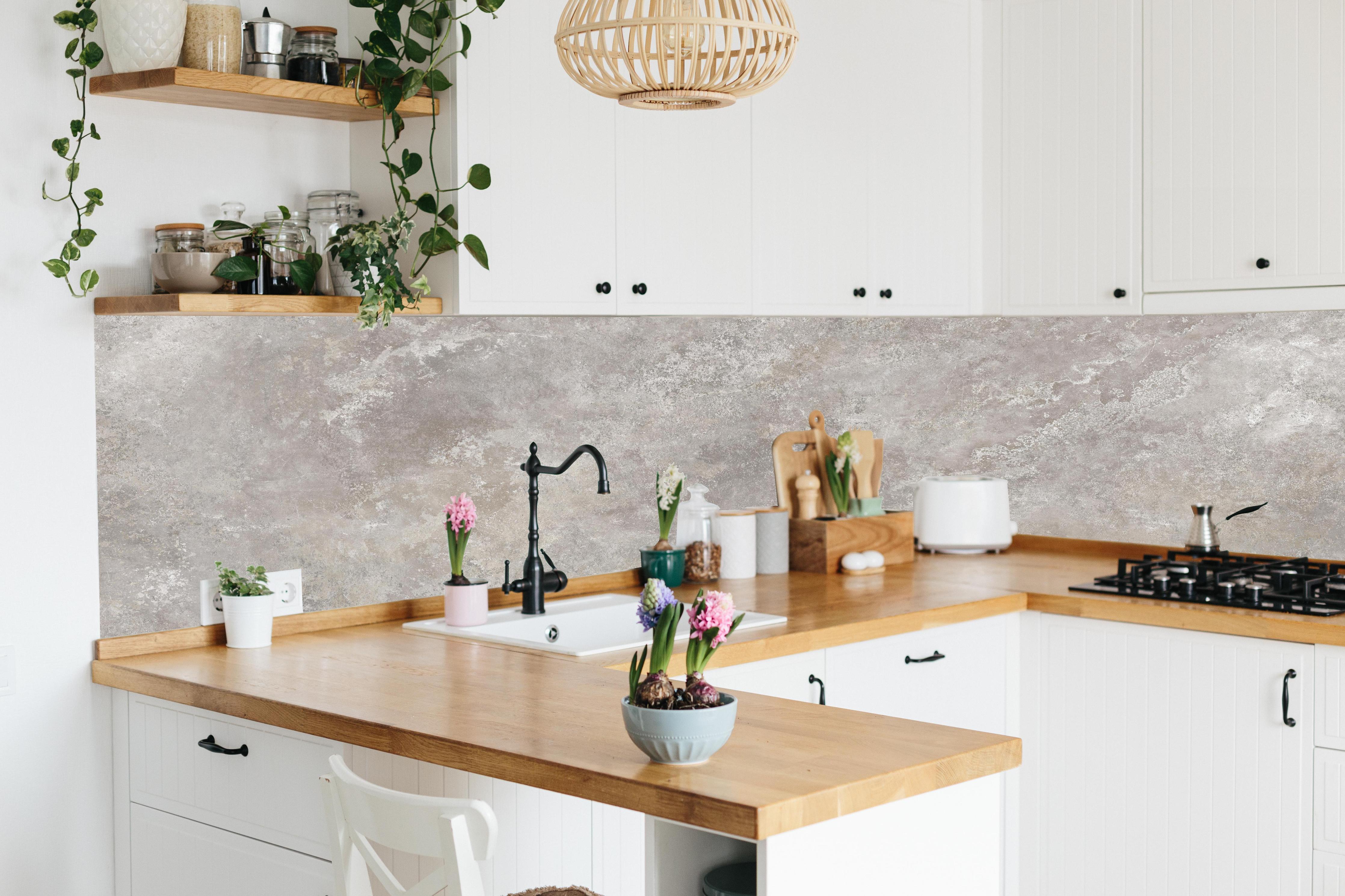 Küche - Raue Zement Struktur hinter weißen Hochglanz-Küchenregalen und schwarzem Wasserhahn