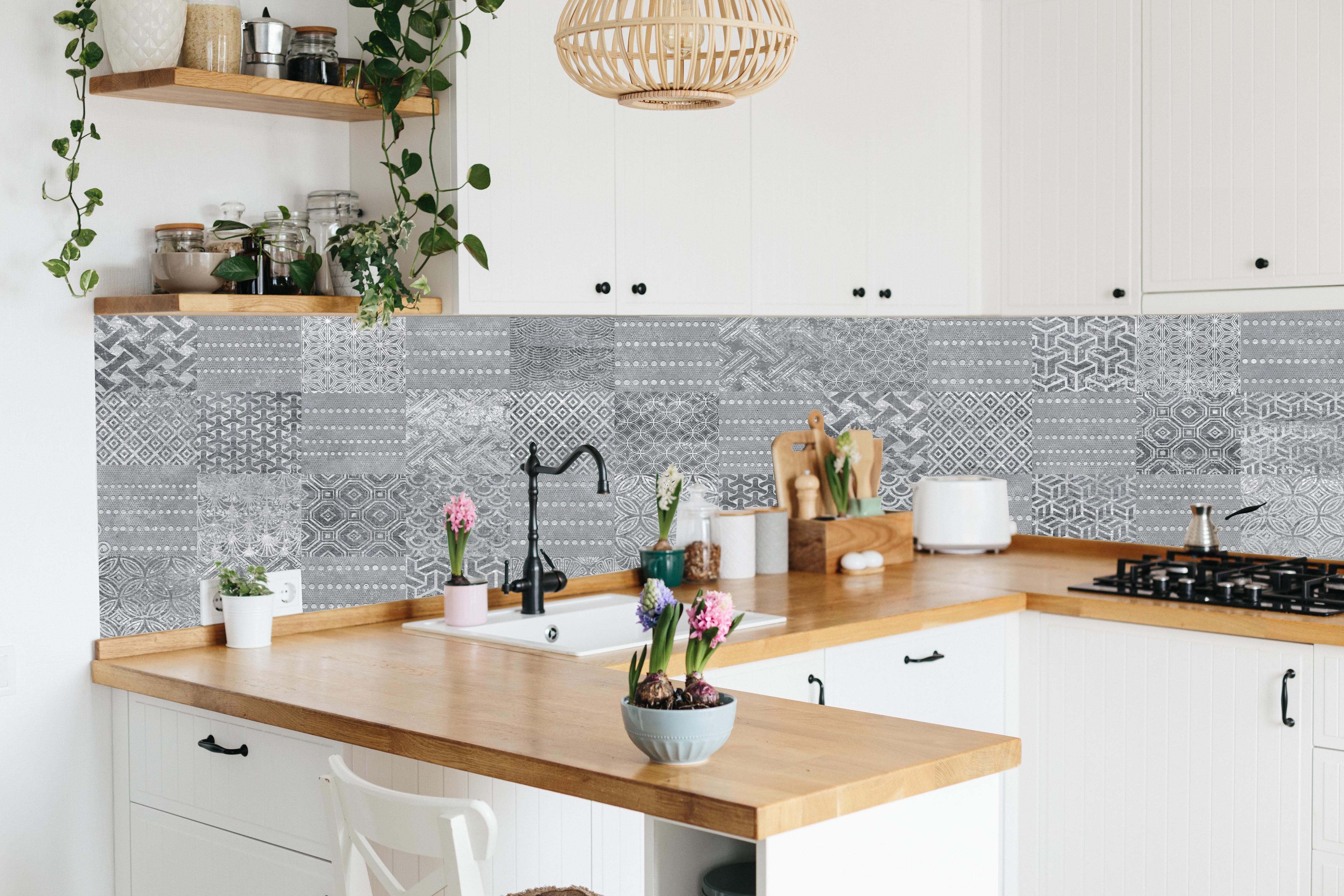 Küche - Retro Graumuster Fliesendesign Hintergrund hinter weißen Hochglanz-Küchenregalen und schwarzem Wasserhahn