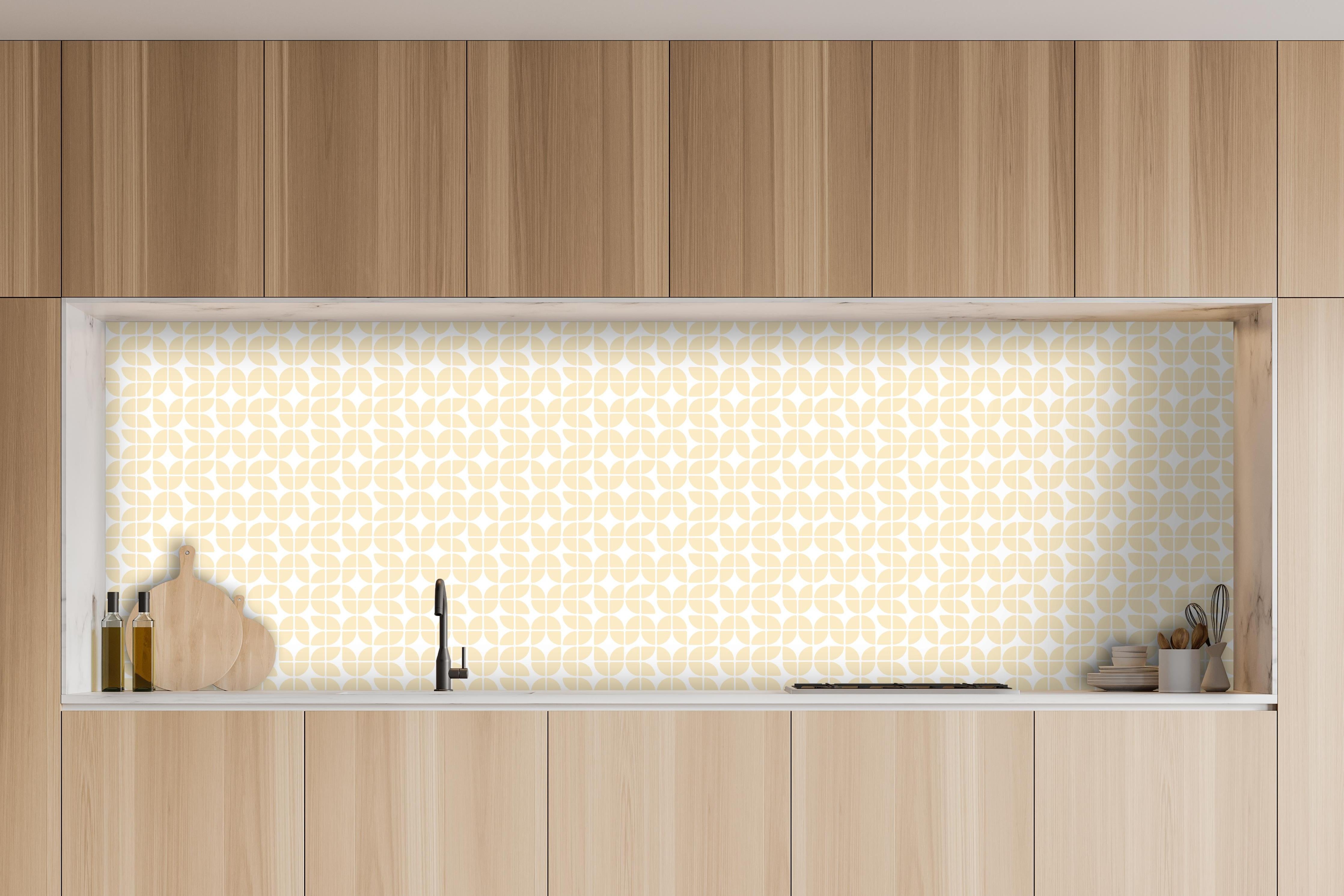 Küche - Retro Grazia Avorio hinter weißen Hochglanz-Küchenregalen und schwarzem Wasserhahn