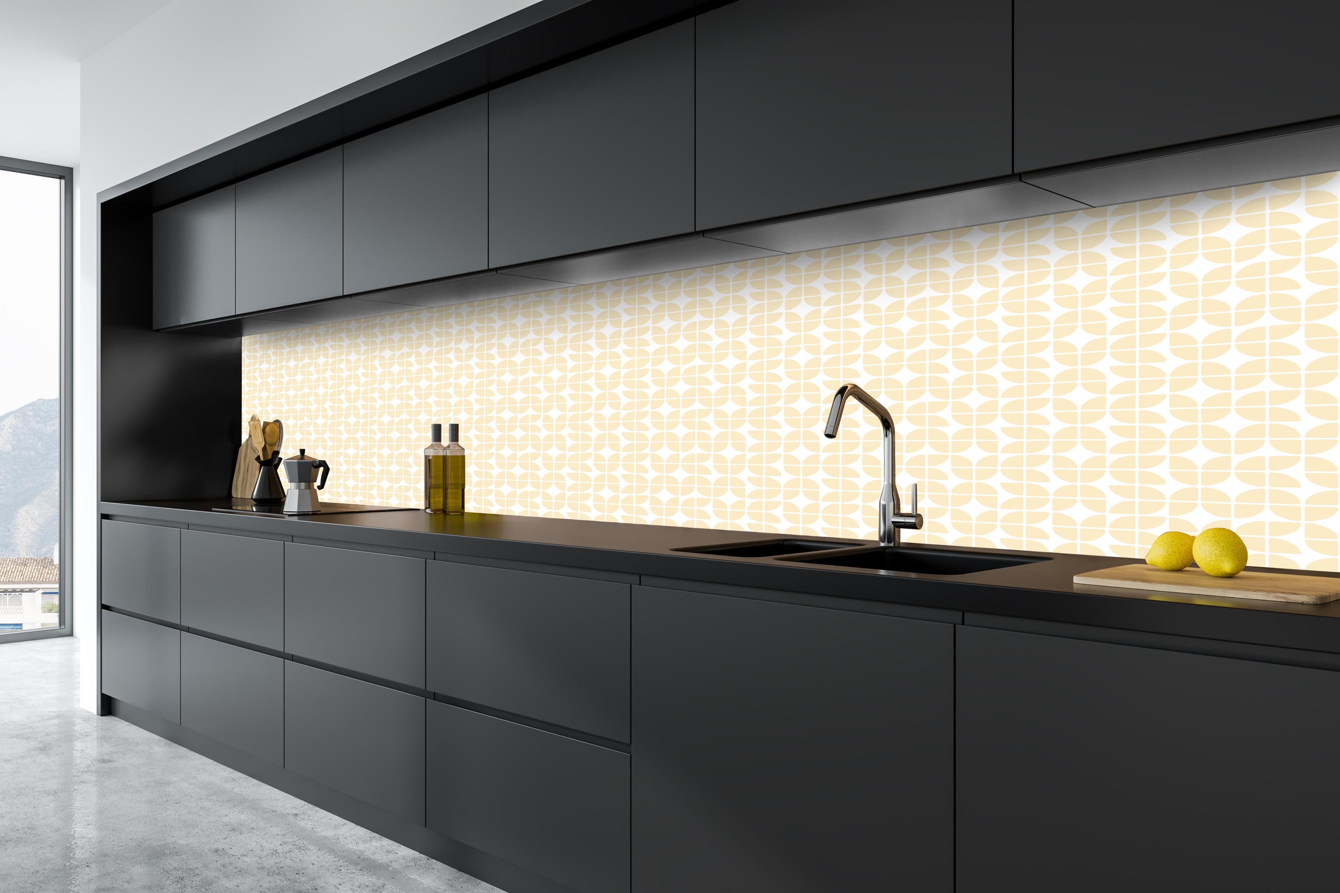 Küche - Retro Grazia Avorio hinter weißen Hochglanz-Küchenregalen und schwarzem Wasserhahn