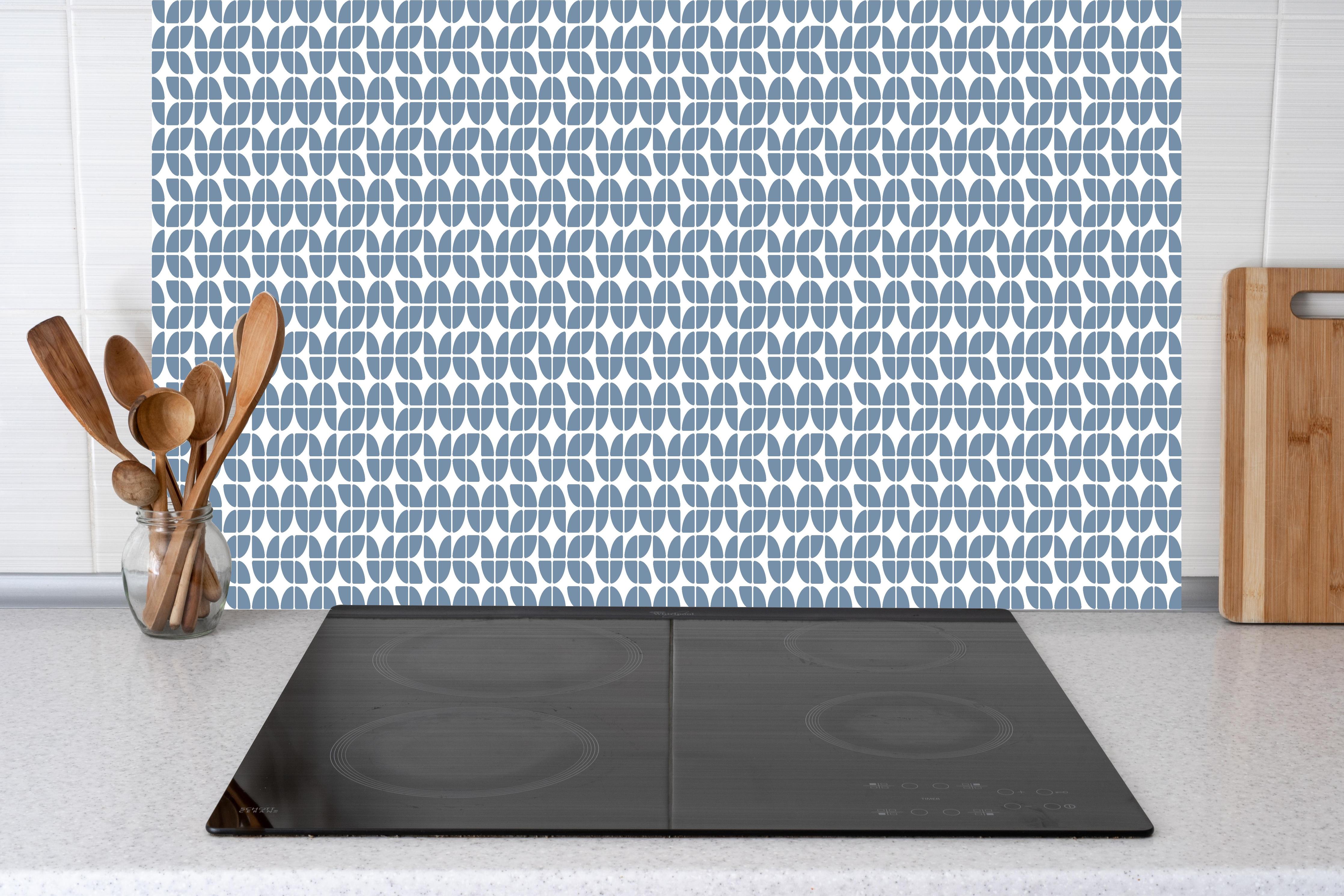 Küche - Retro Grazia Azzurro polvere hinter weißen Hochglanz-Küchenregalen und schwarzem Wasserhahn