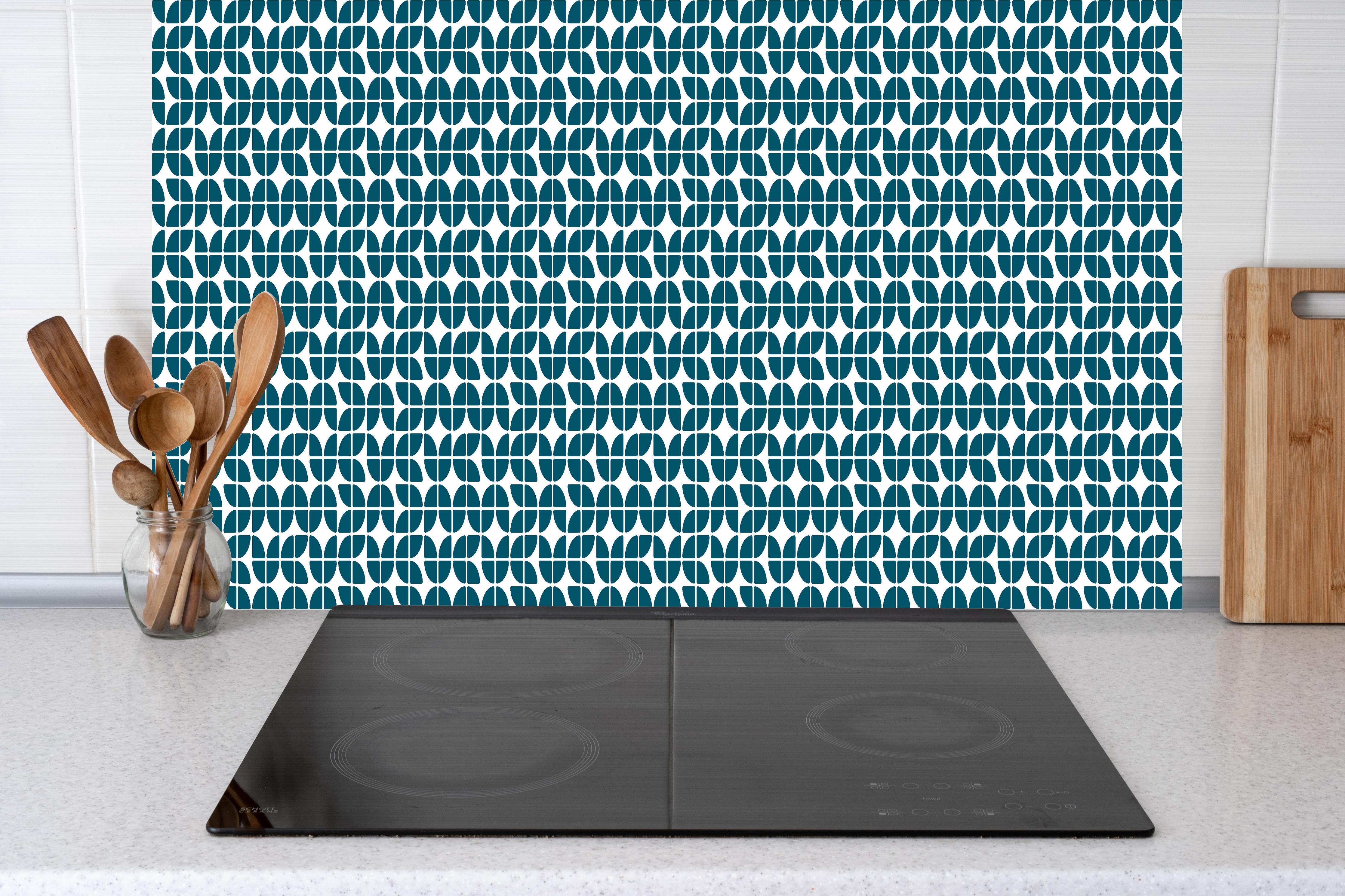 Küche - Retro Grazia Blu Petrolio hinter weißen Hochglanz-Küchenregalen und schwarzem Wasserhahn