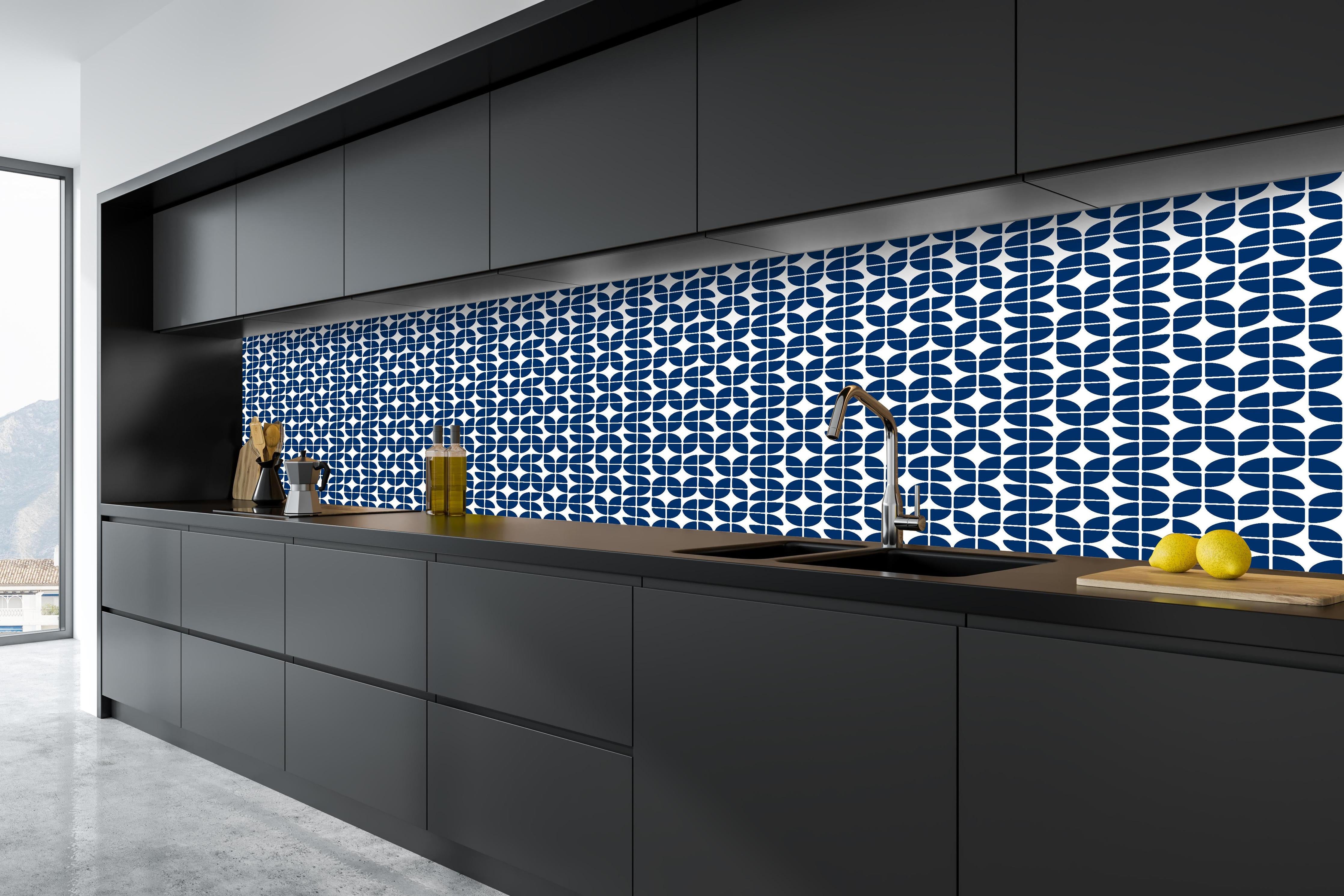 Küche - Retro Grazia Blu notte hinter weißen Hochglanz-Küchenregalen und schwarzem Wasserhahn