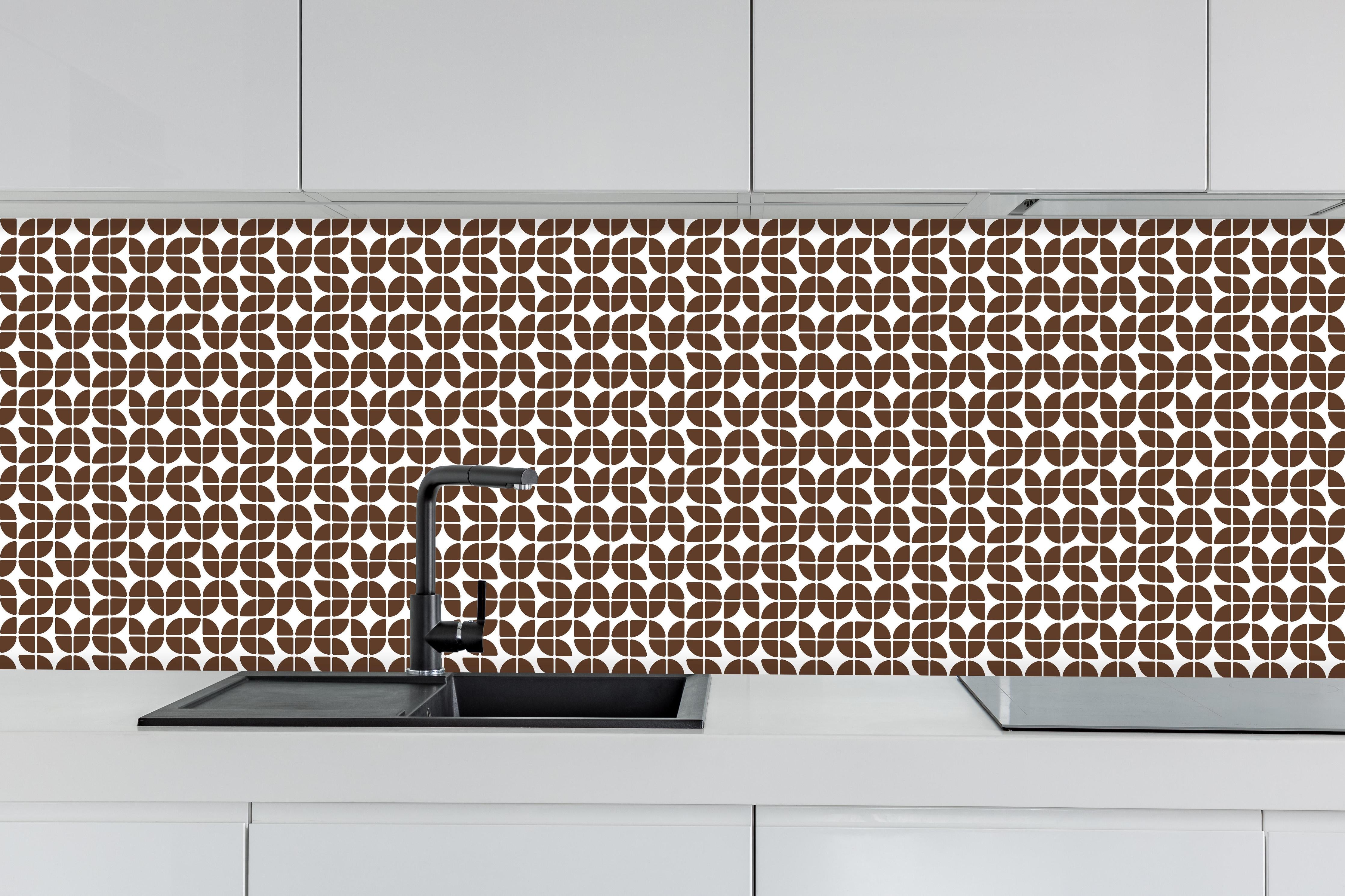 Küche - Retro Grazia Caffè hinter weißen Hochglanz-Küchenregalen und schwarzem Wasserhahn