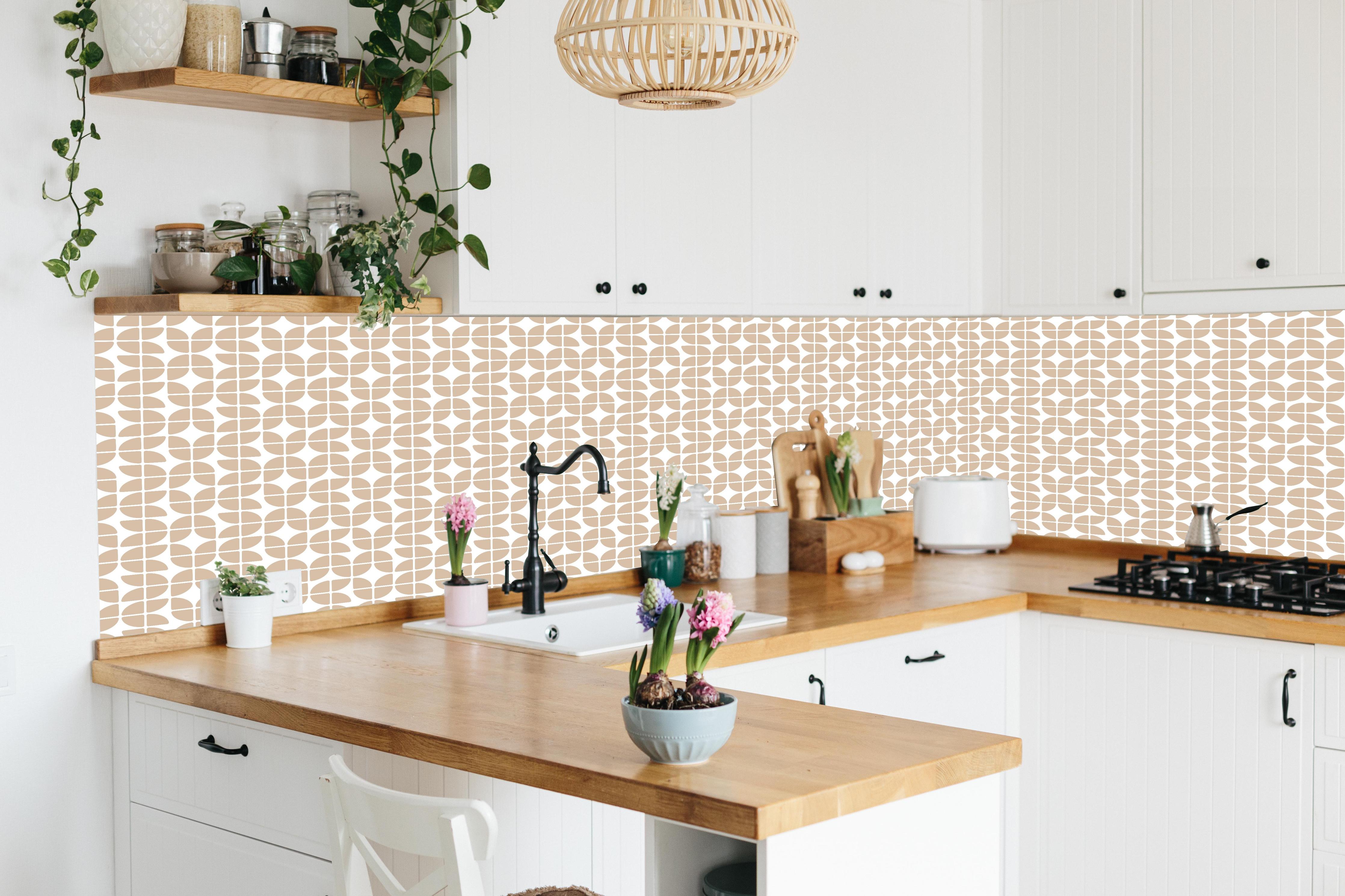 Küche - Retro Grazia Cappuccino hinter weißen Hochglanz-Küchenregalen und schwarzem Wasserhahn
