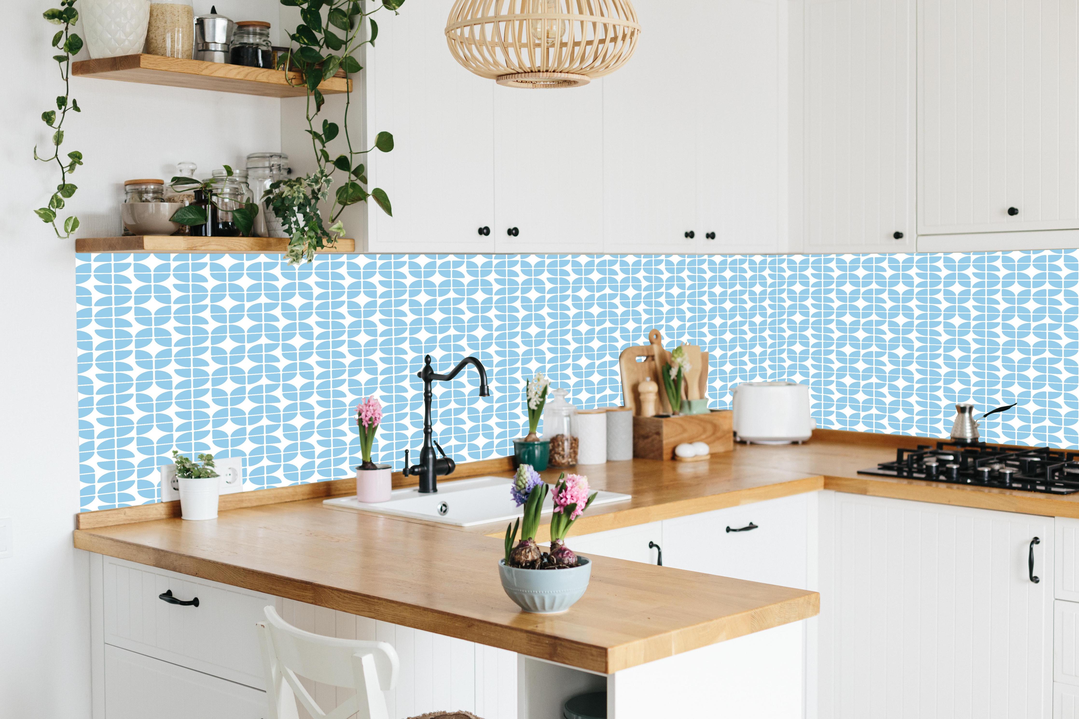 Küche - Retro Grazia Cielo hinter weißen Hochglanz-Küchenregalen und schwarzem Wasserhahn
