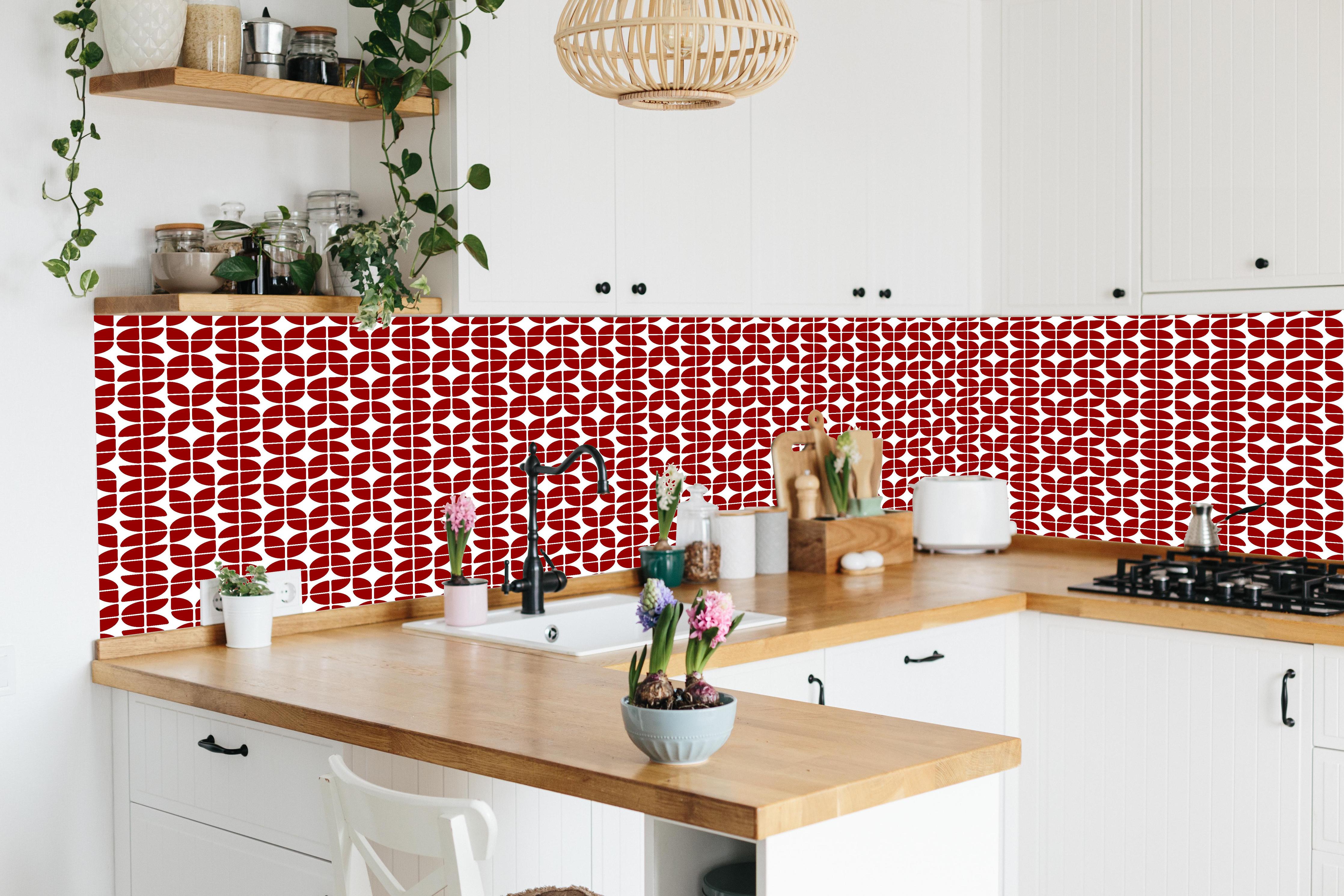 Küche - Retro Grazia Granata hinter weißen Hochglanz-Küchenregalen und schwarzem Wasserhahn