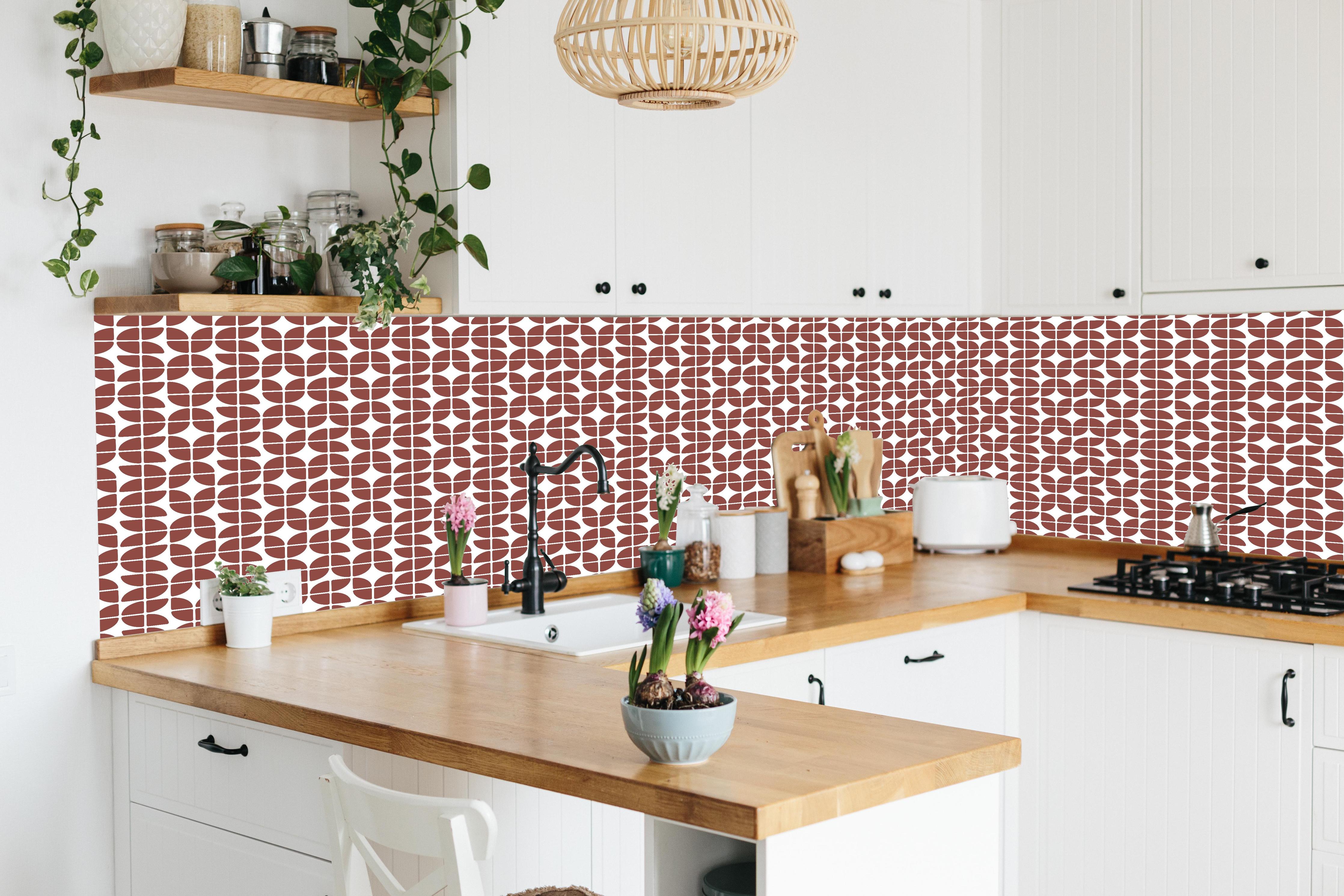 Küche - Retro Grazia Mattone hinter weißen Hochglanz-Küchenregalen und schwarzem Wasserhahn