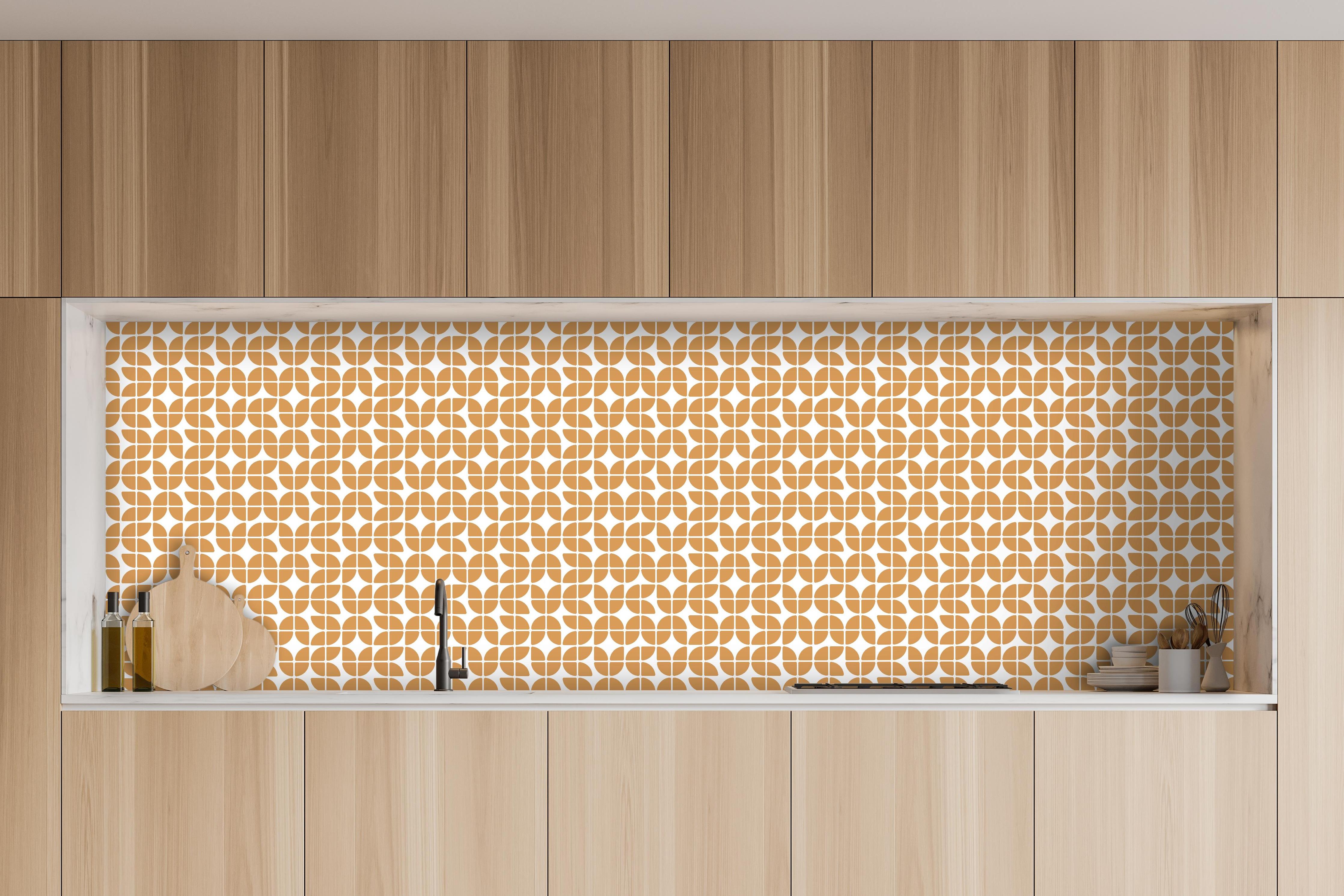 Küche - Retro Grazia Ocra hinter weißen Hochglanz-Küchenregalen und schwarzem Wasserhahn