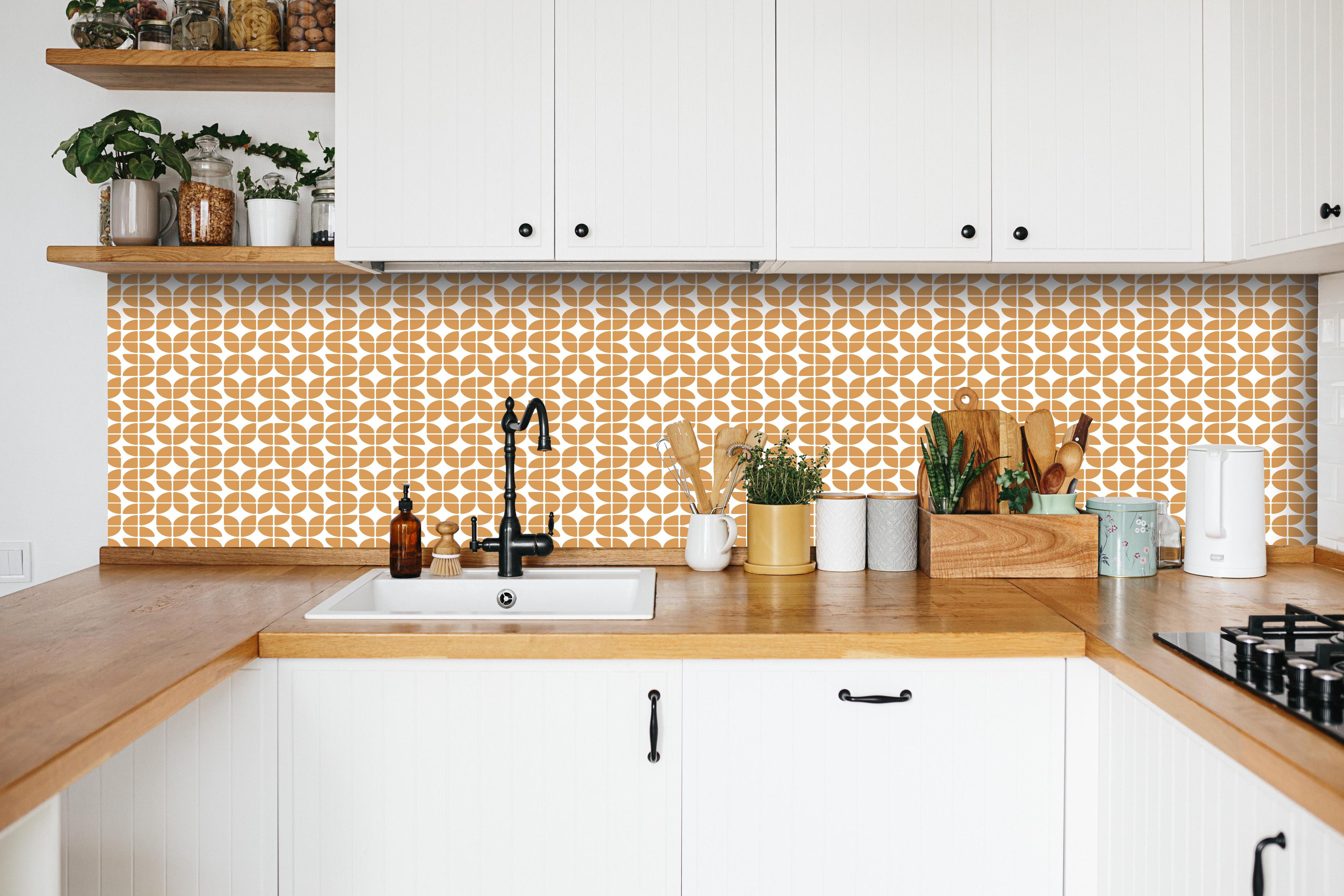 Küche - Retro Grazia Ocra hinter weißen Hochglanz-Küchenregalen und schwarzem Wasserhahn