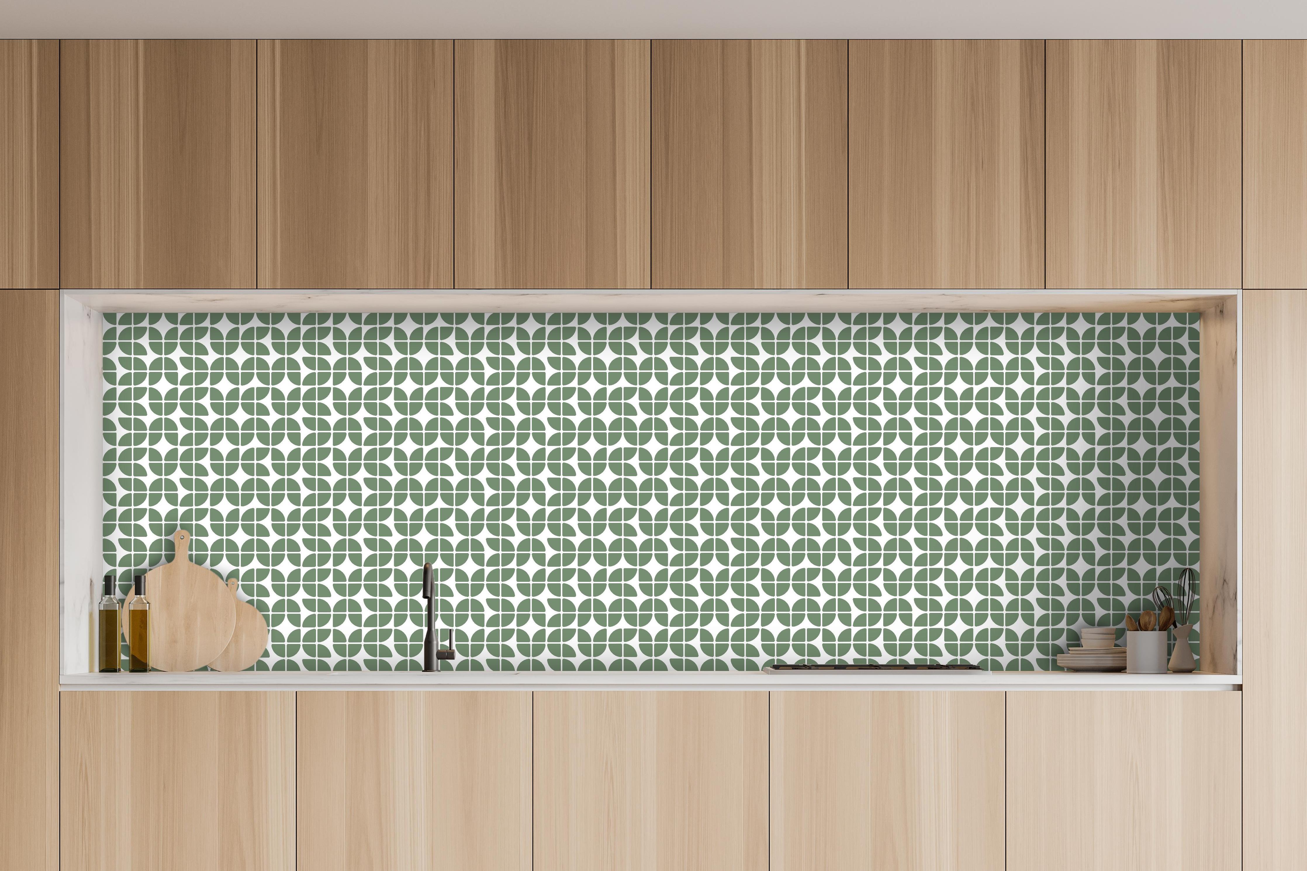 Küche - Retro Grazia Oliva hinter weißen Hochglanz-Küchenregalen und schwarzem Wasserhahn