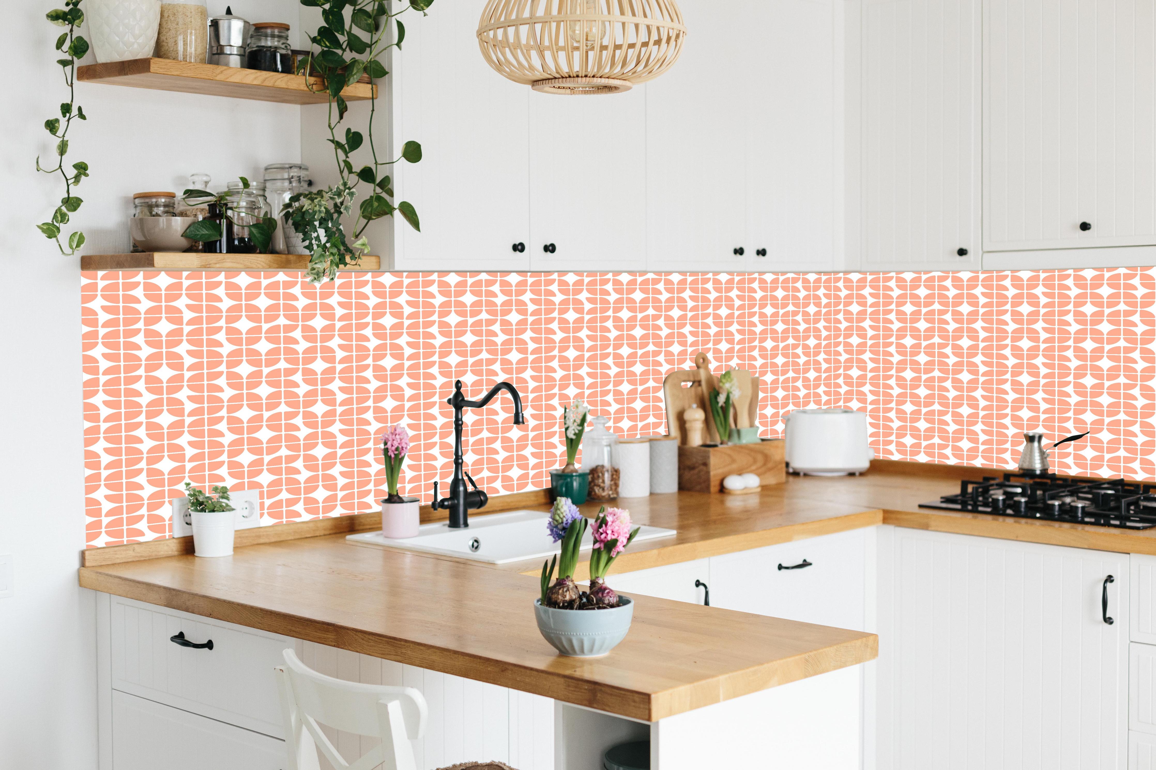 Küche - Retro Grazia Salmone hinter weißen Hochglanz-Küchenregalen und schwarzem Wasserhahn
