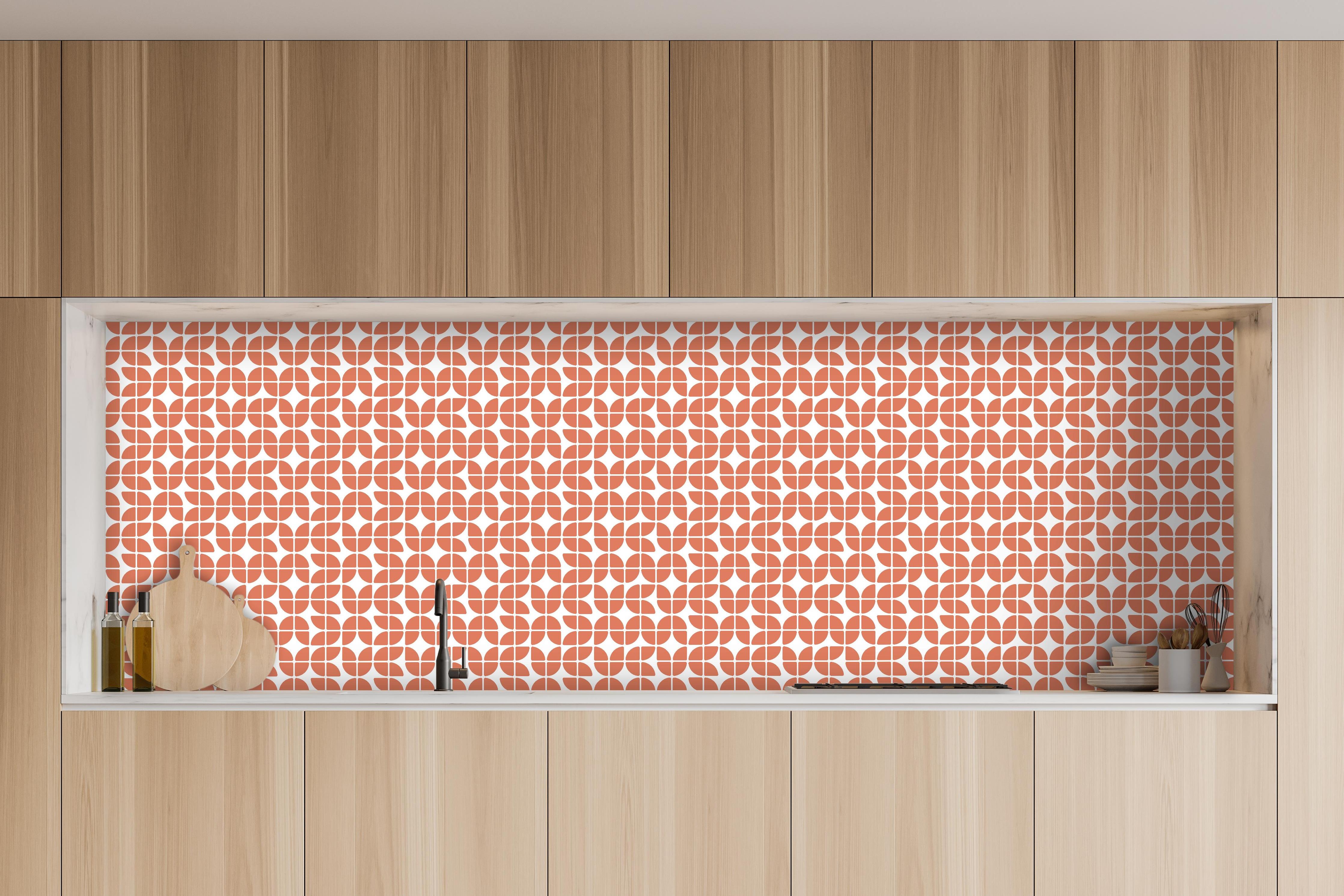 Küche - Retro Grazia Terracotta hinter weißen Hochglanz-Küchenregalen und schwarzem Wasserhahn