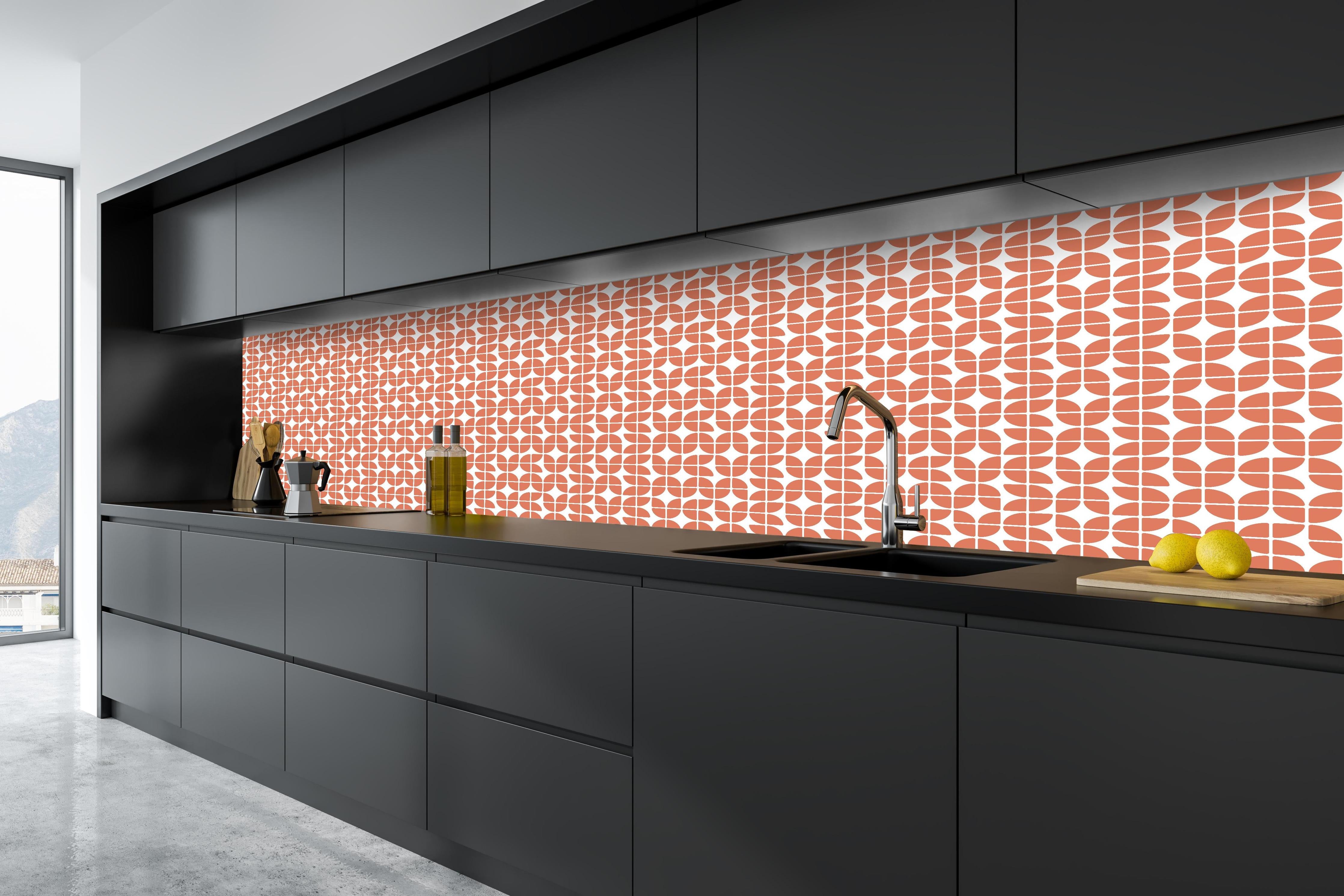 Küche - Retro Grazia Terracotta hinter weißen Hochglanz-Küchenregalen und schwarzem Wasserhahn