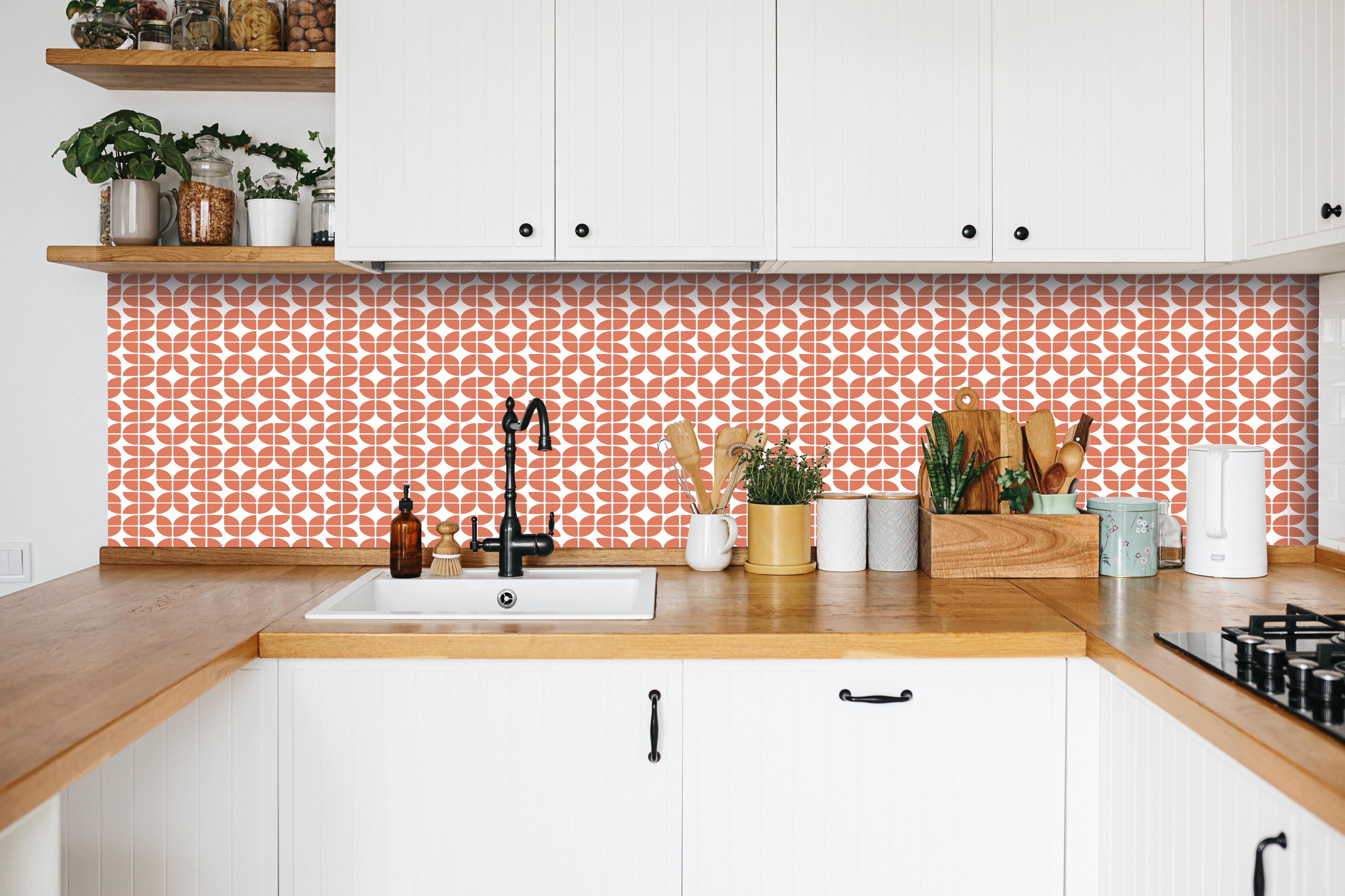 Küche - Retro Grazia Terracotta hinter weißen Hochglanz-Küchenregalen und schwarzem Wasserhahn
