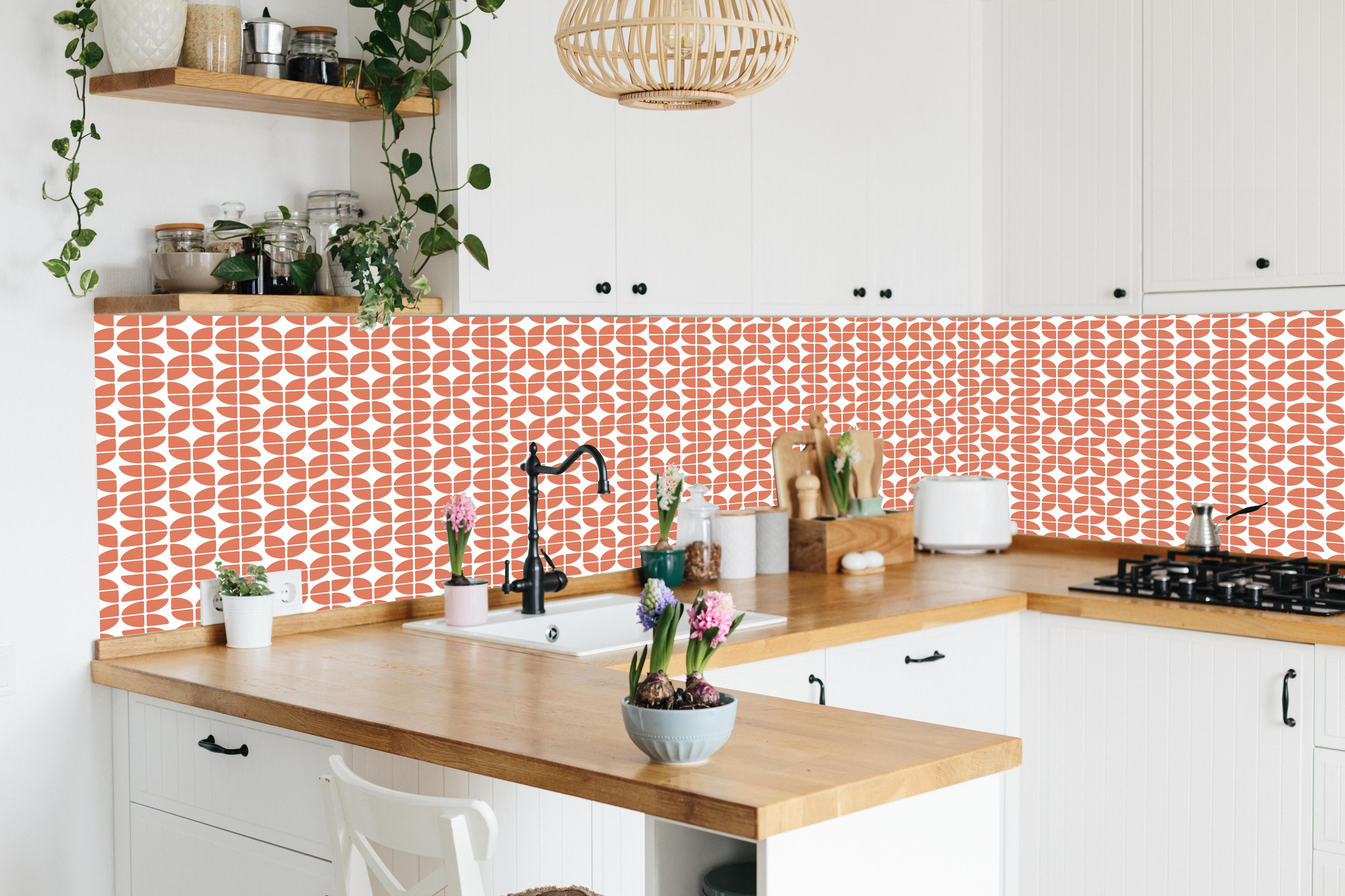 Küche - Retro Grazia Terracotta hinter weißen Hochglanz-Küchenregalen und schwarzem Wasserhahn