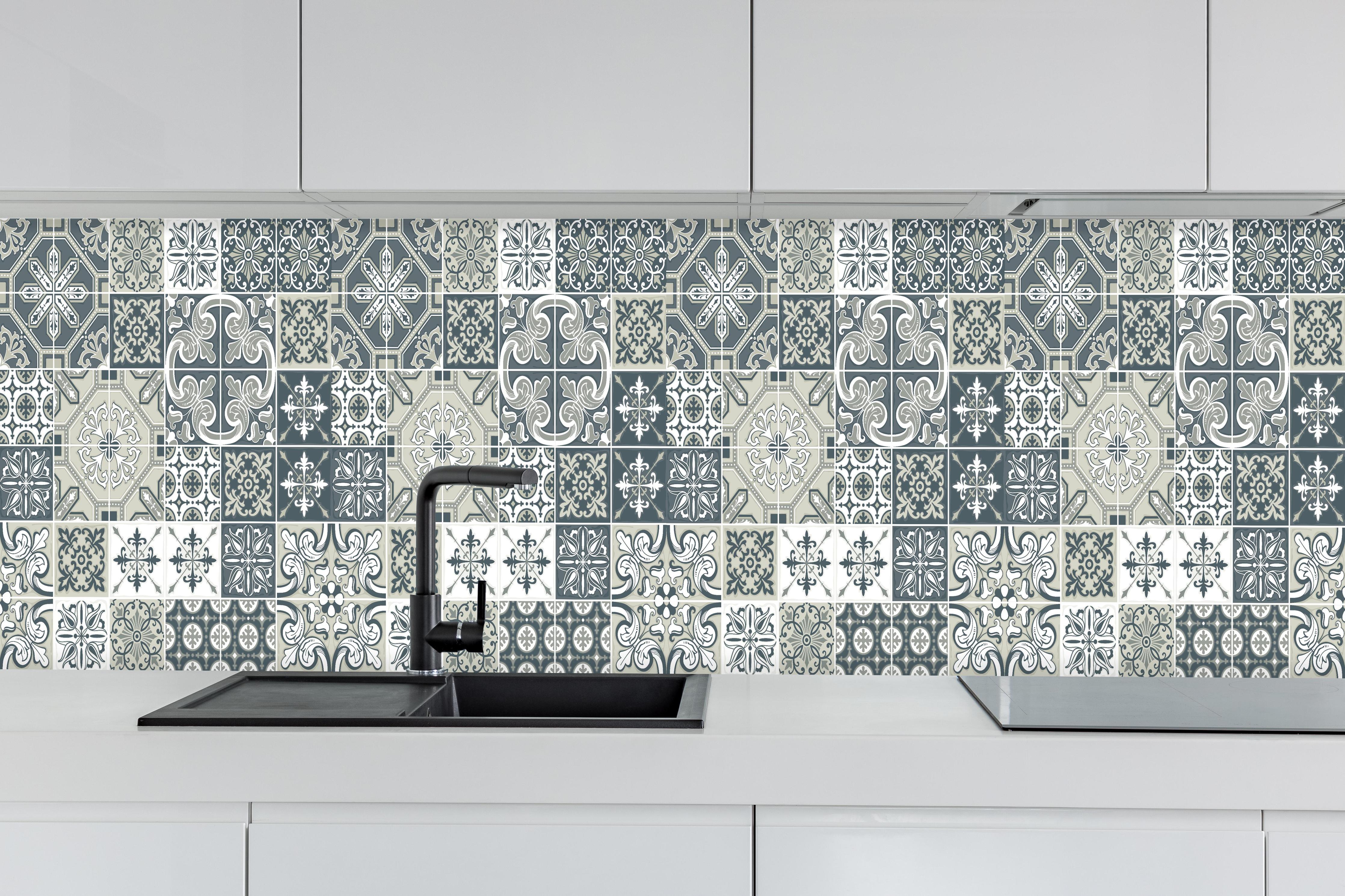 Küche - Retro Kachel-Dekor in Blau-Weiß-Grau hinter weißen Hochglanz-Küchenregalen und schwarzem Wasserhahn
