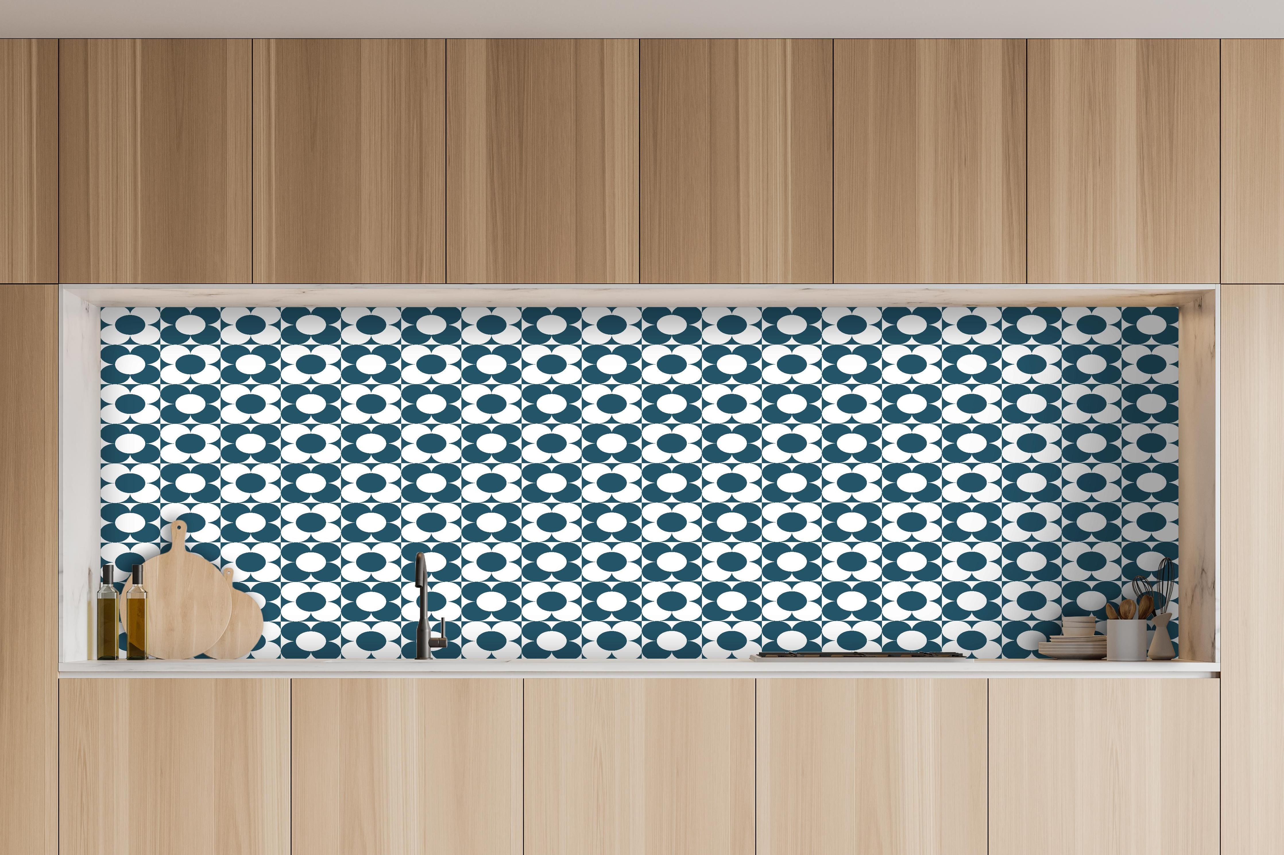 Küche - Retro Primavera Blu Petrolio hinter weißen Hochglanz-Küchenregalen und schwarzem Wasserhahn