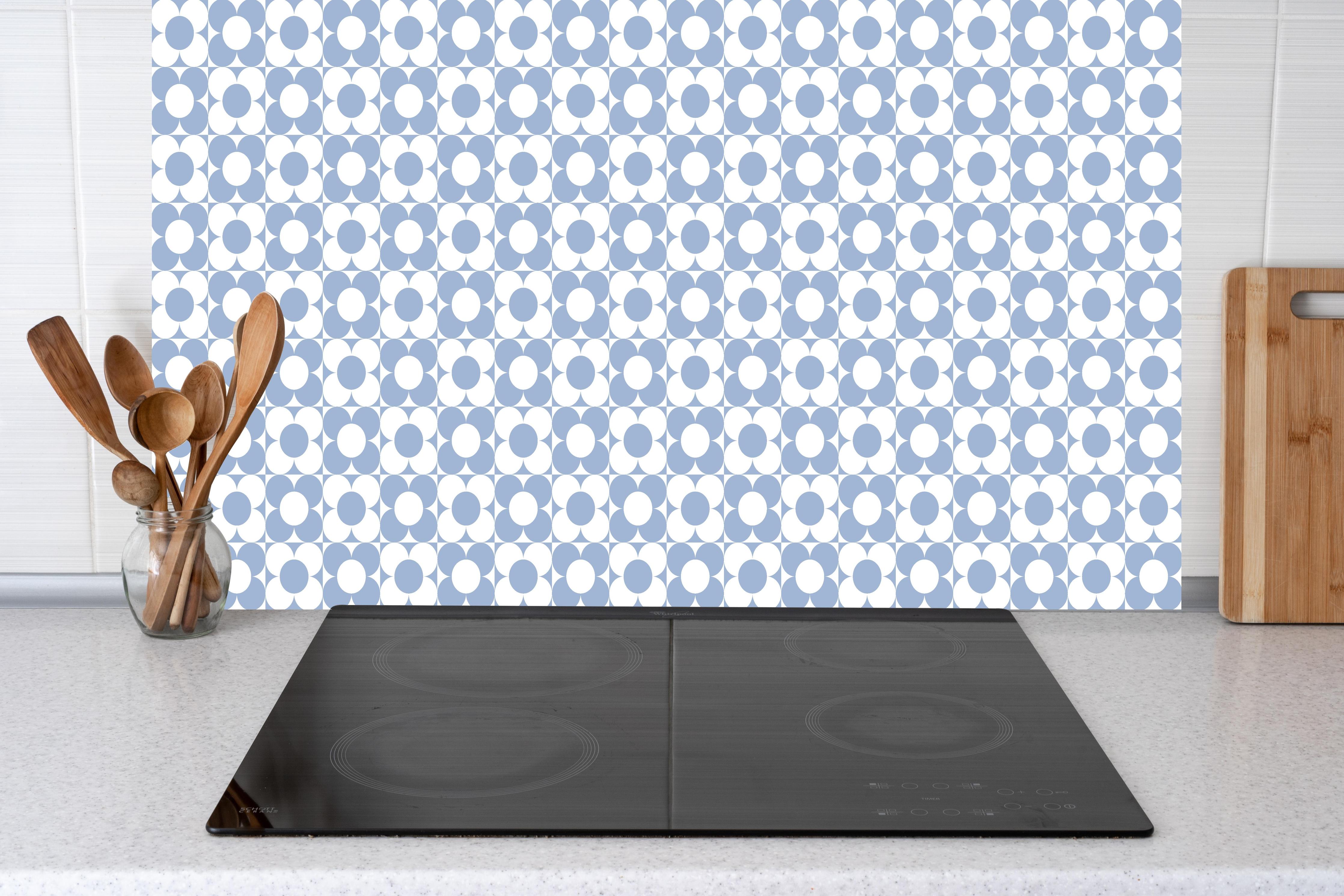 Küche - Retro Primavera Ceruleo hinter weißen Hochglanz-Küchenregalen und schwarzem Wasserhahn