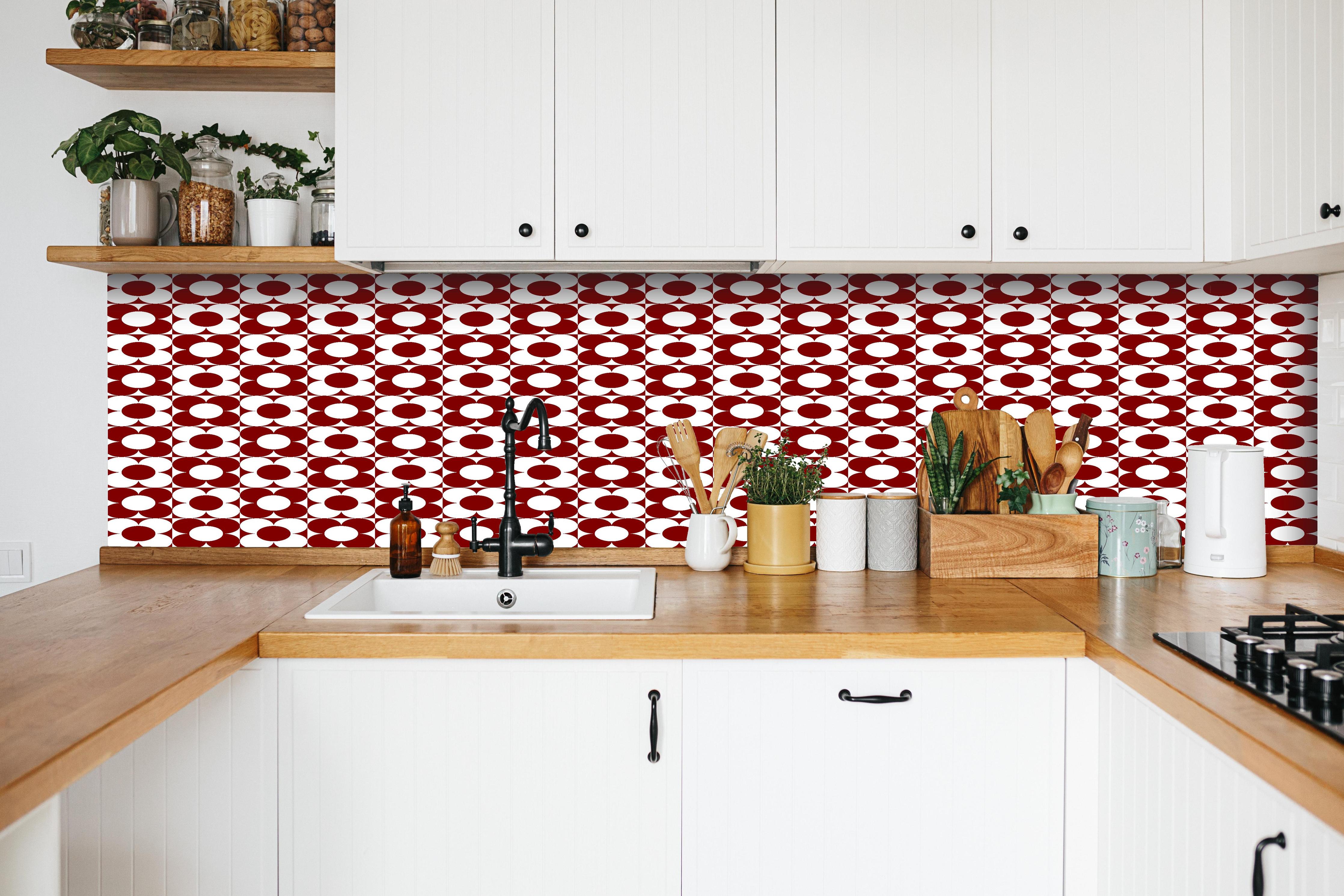 Küche - Retro Primavera Granata hinter weißen Hochglanz-Küchenregalen und schwarzem Wasserhahn