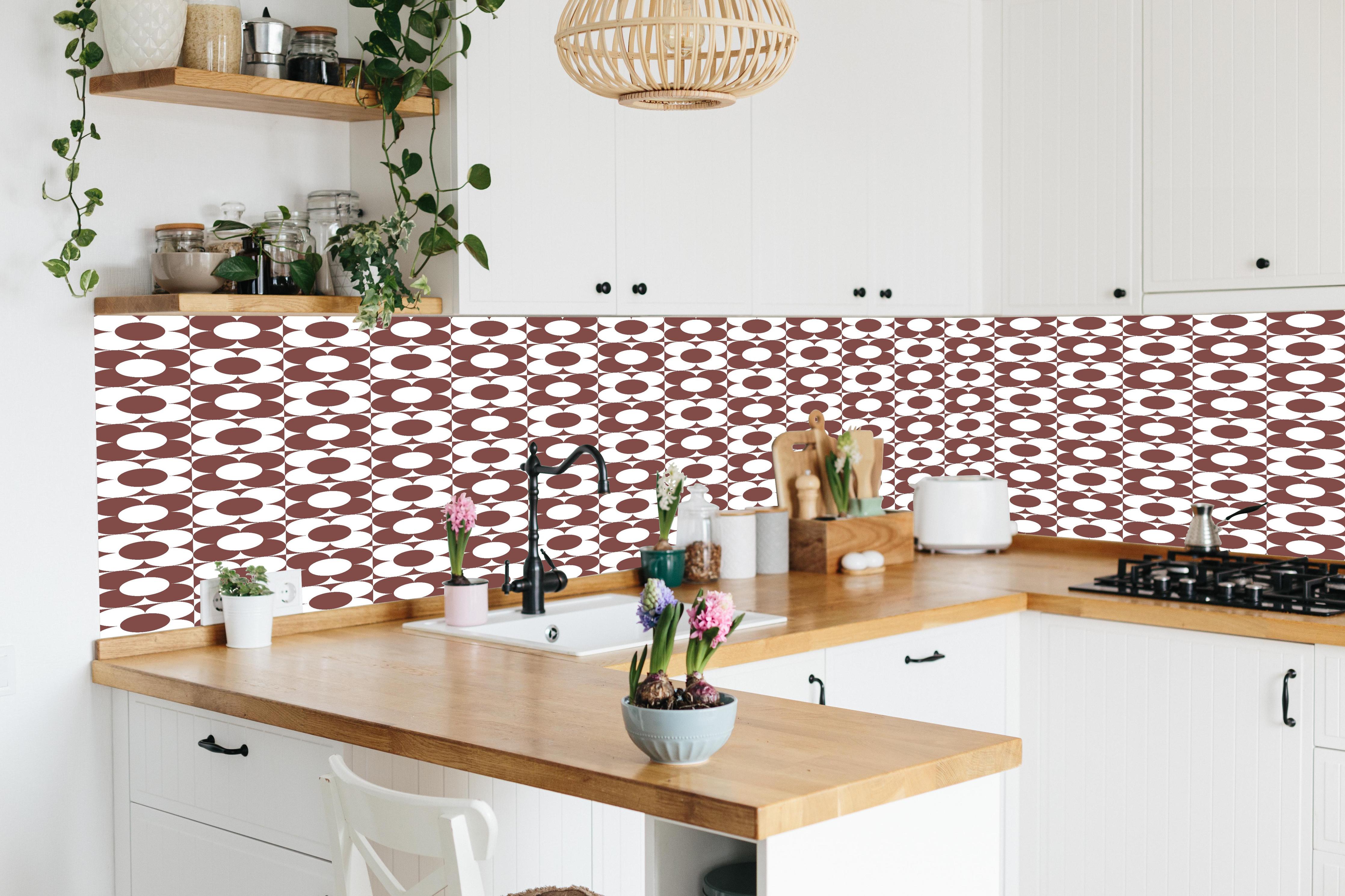 Küche - Retro Primavera Mattone hinter weißen Hochglanz-Küchenregalen und schwarzem Wasserhahn