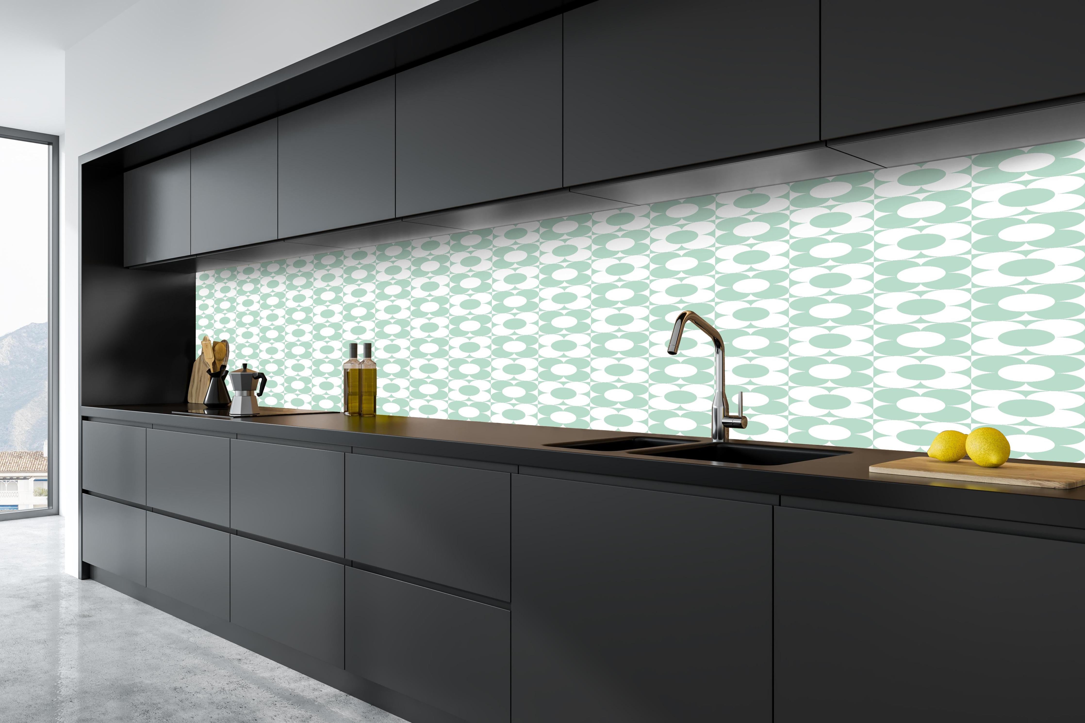Küche - Retro Primavera Menta hinter weißen Hochglanz-Küchenregalen und schwarzem Wasserhahn