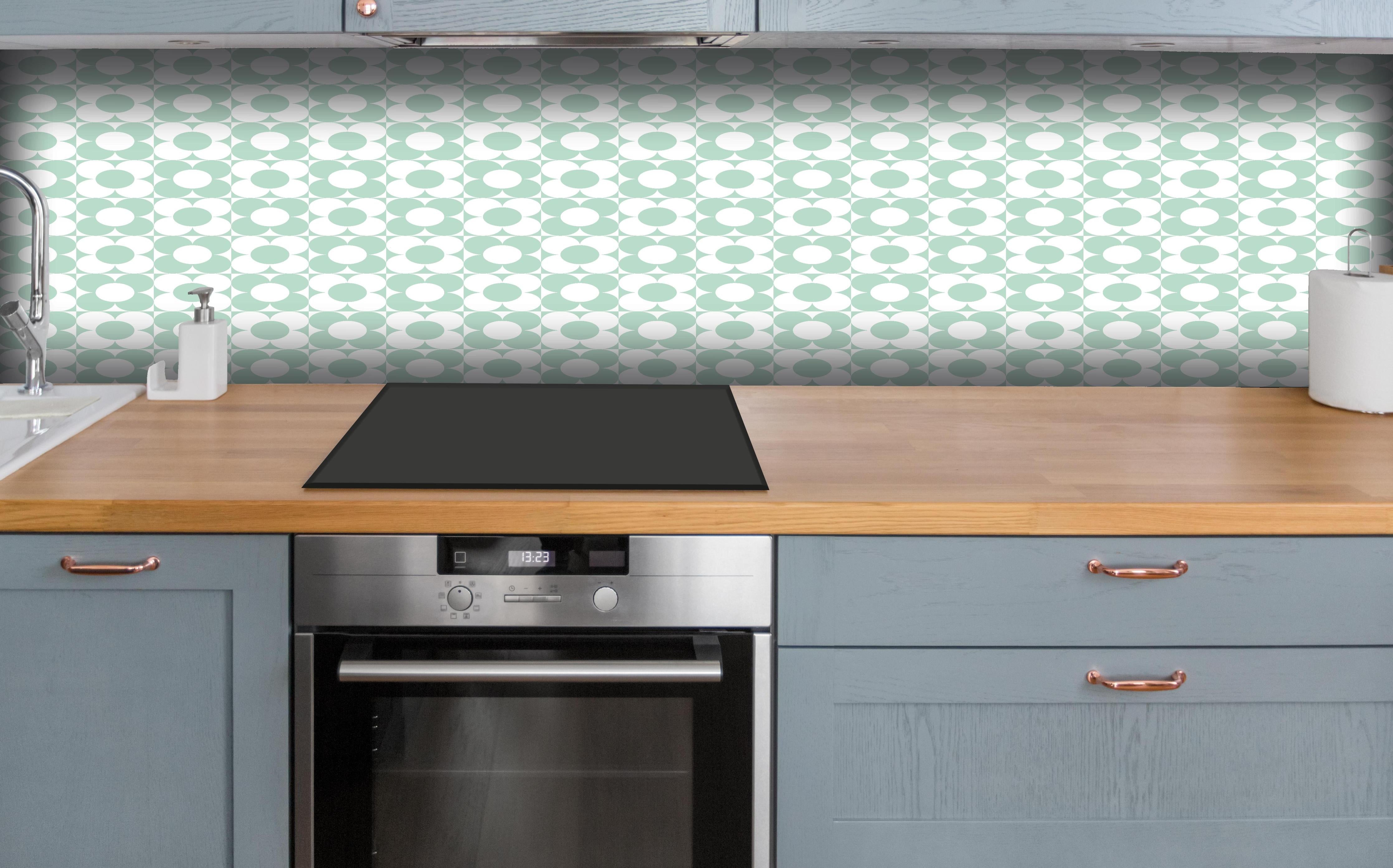Küche - Retro Primavera Menta hinter weißen Hochglanz-Küchenregalen und schwarzem Wasserhahn