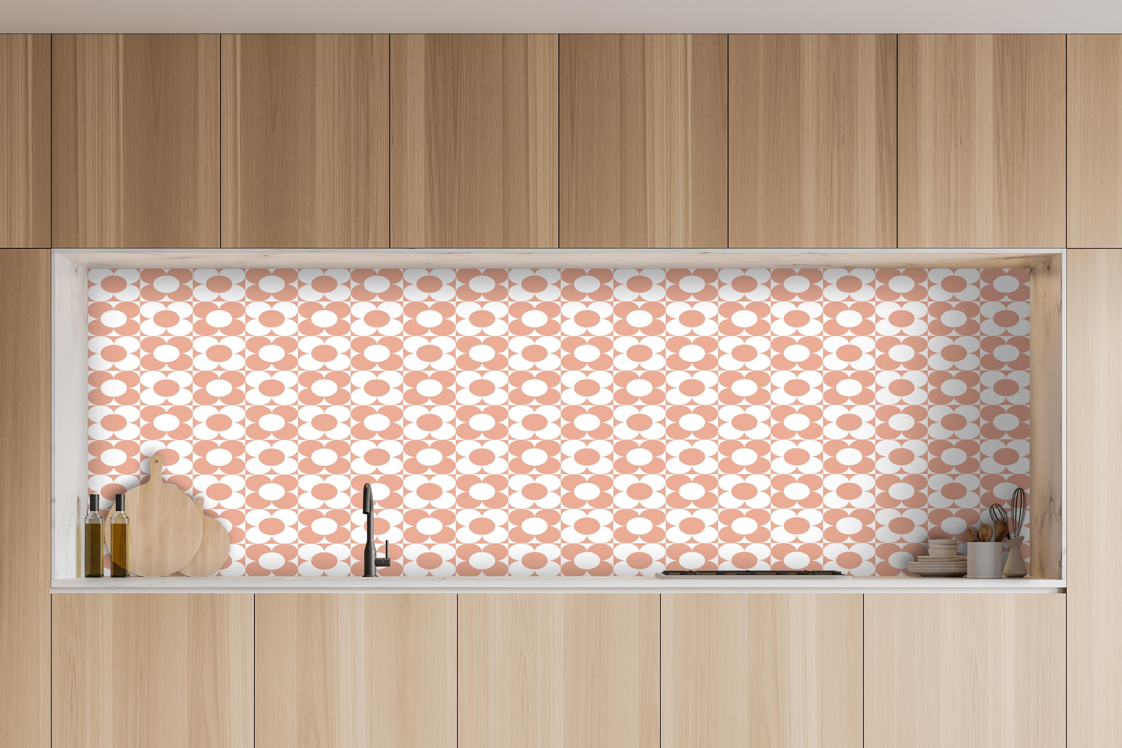 Küche - Retro Primavera Salmone hinter weißen Hochglanz-Küchenregalen und schwarzem Wasserhahn