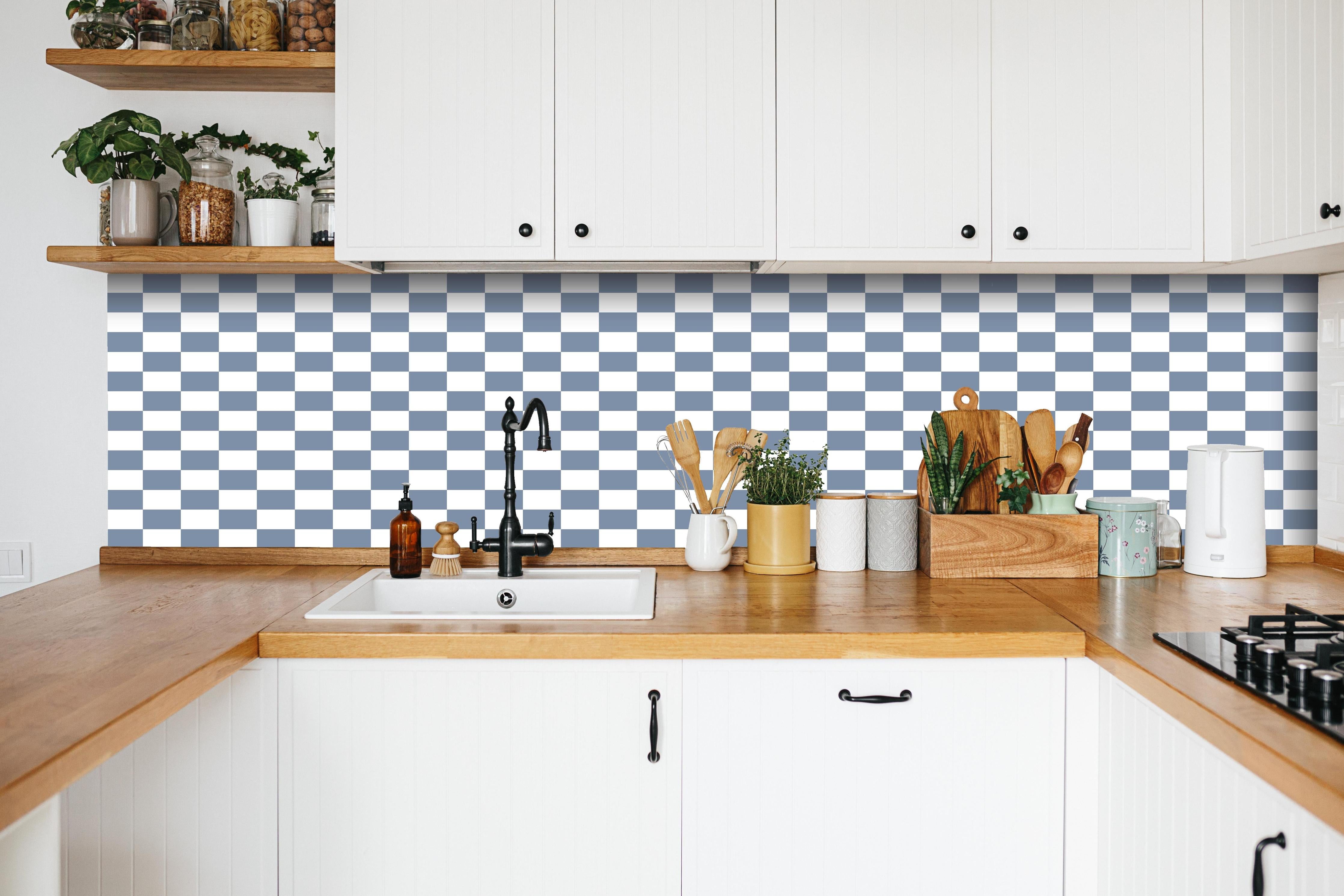 Küche - Retro Scacco Azzurro polvere hinter weißen Hochglanz-Küchenregalen und schwarzem Wasserhahn