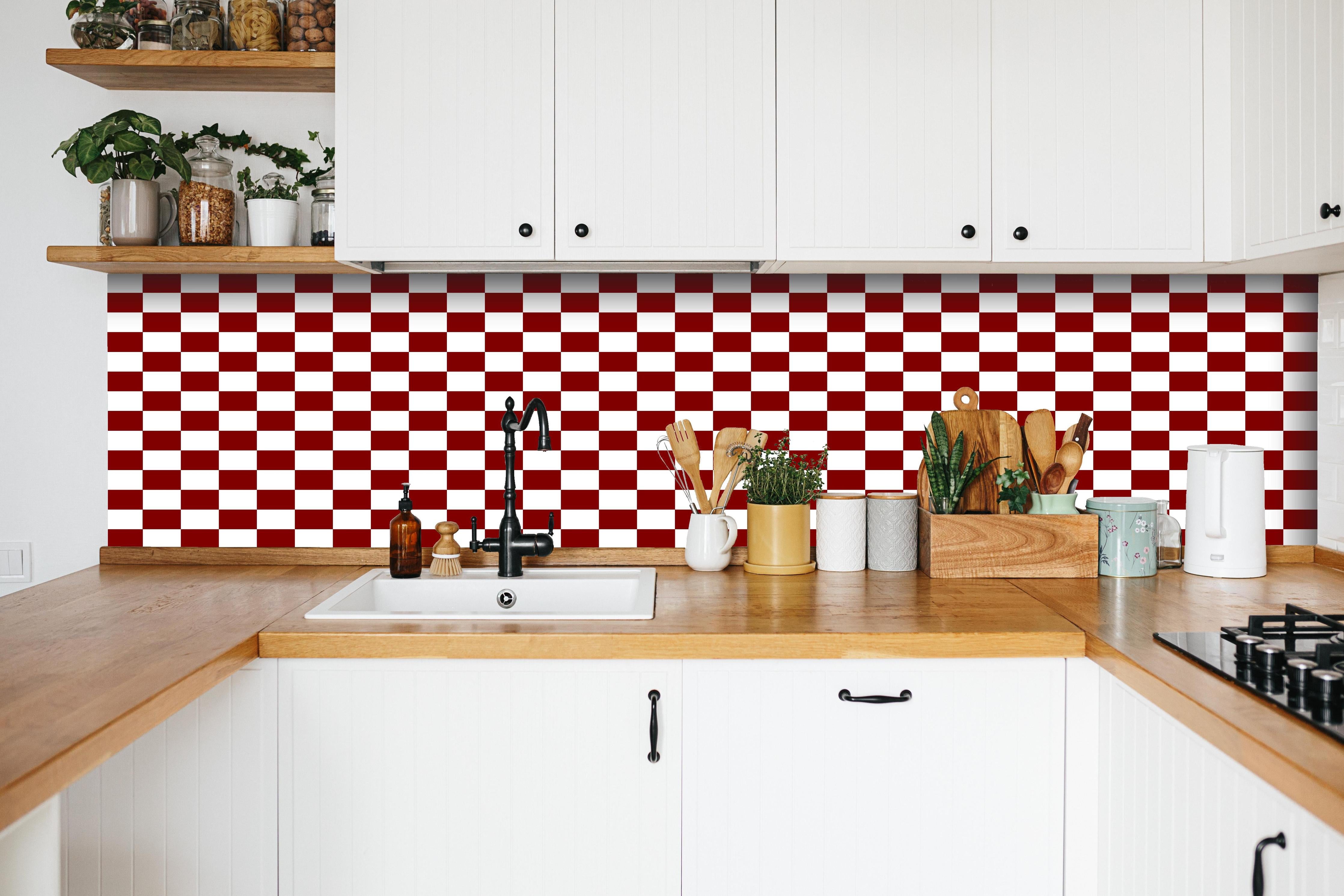 Küche - Retro Scacco Granata hinter weißen Hochglanz-Küchenregalen und schwarzem Wasserhahn