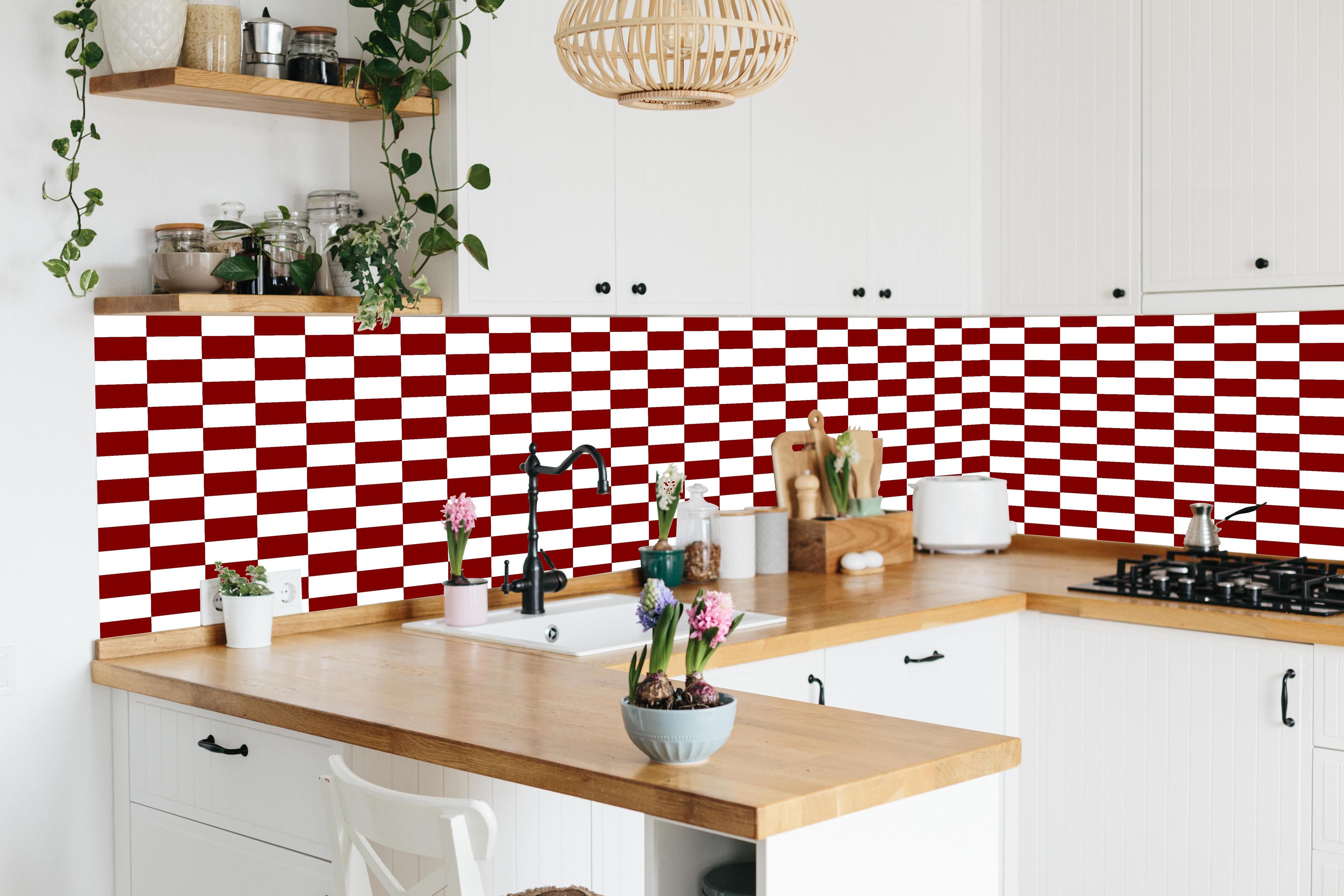 Küche - Retro Scacco Granata hinter weißen Hochglanz-Küchenregalen und schwarzem Wasserhahn