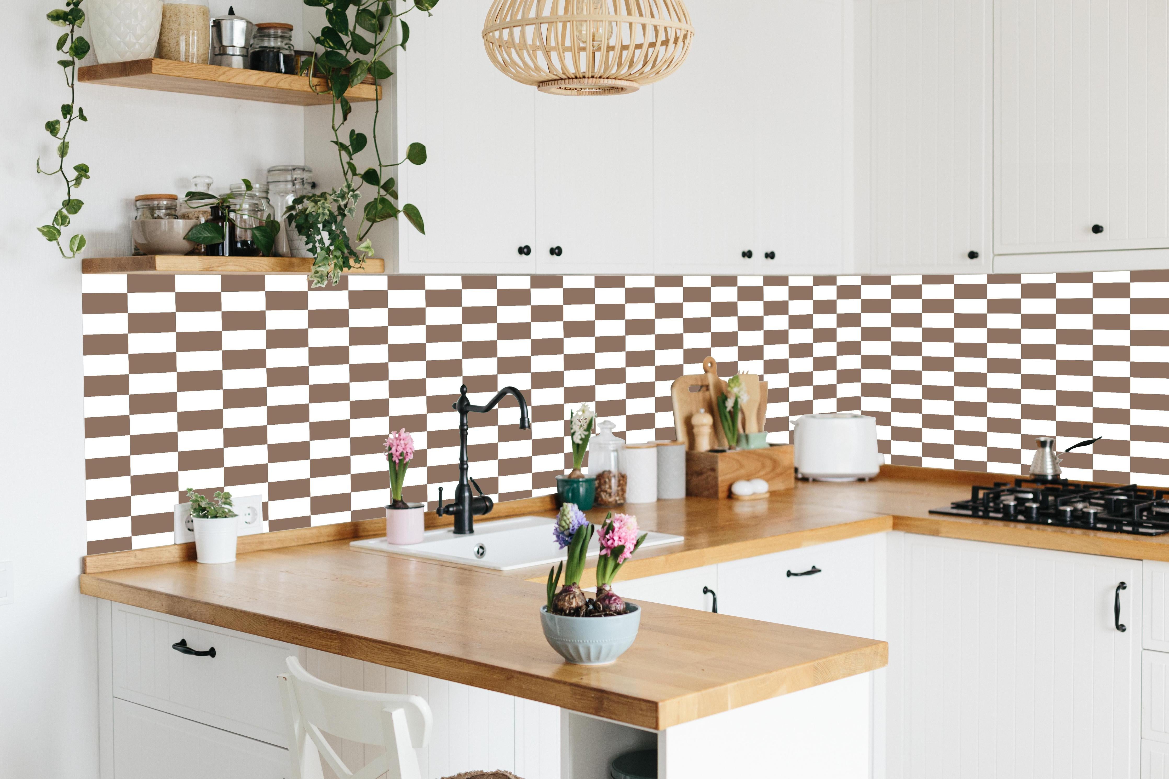 Küche - Retro Scacco Sigaro hinter weißen Hochglanz-Küchenregalen und schwarzem Wasserhahn