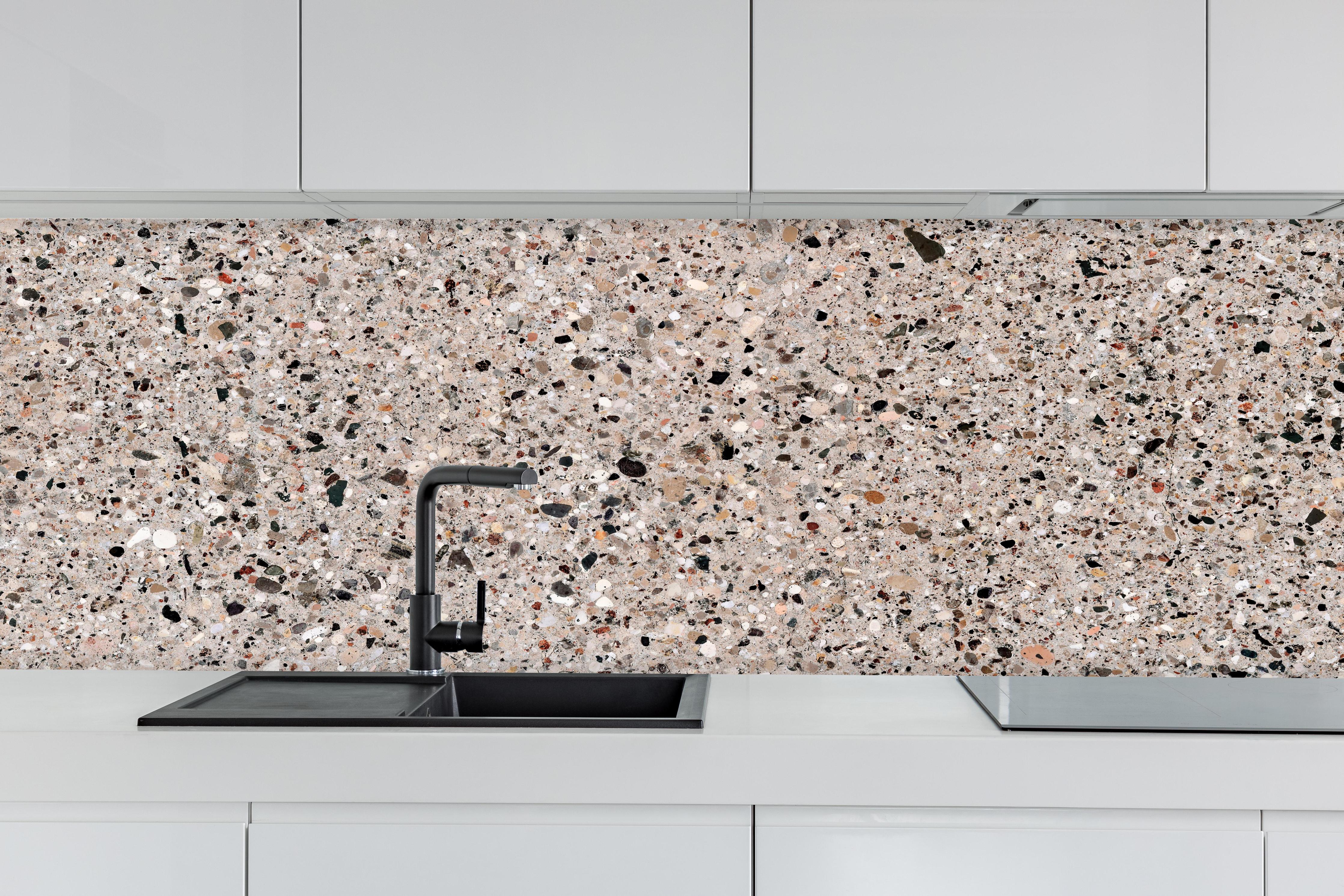 Küche - Robuste Beige Terrazzo Oberflächenstruktur hinter weißen Hochglanz-Küchenregalen und schwarzem Wasserhahn