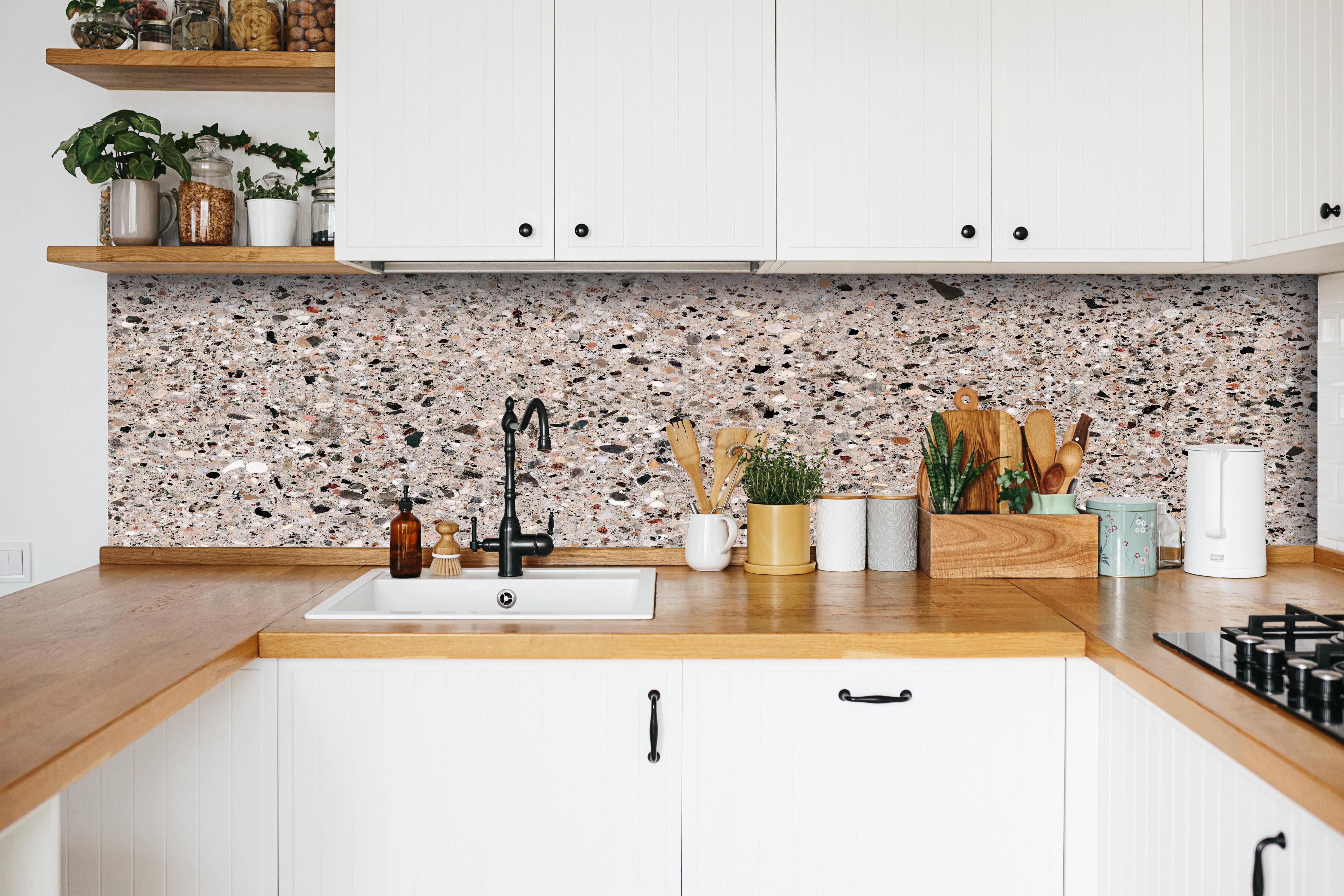 Küche - Robuste Beige Terrazzo Oberflächenstruktur hinter weißen Hochglanz-Küchenregalen und schwarzem Wasserhahn