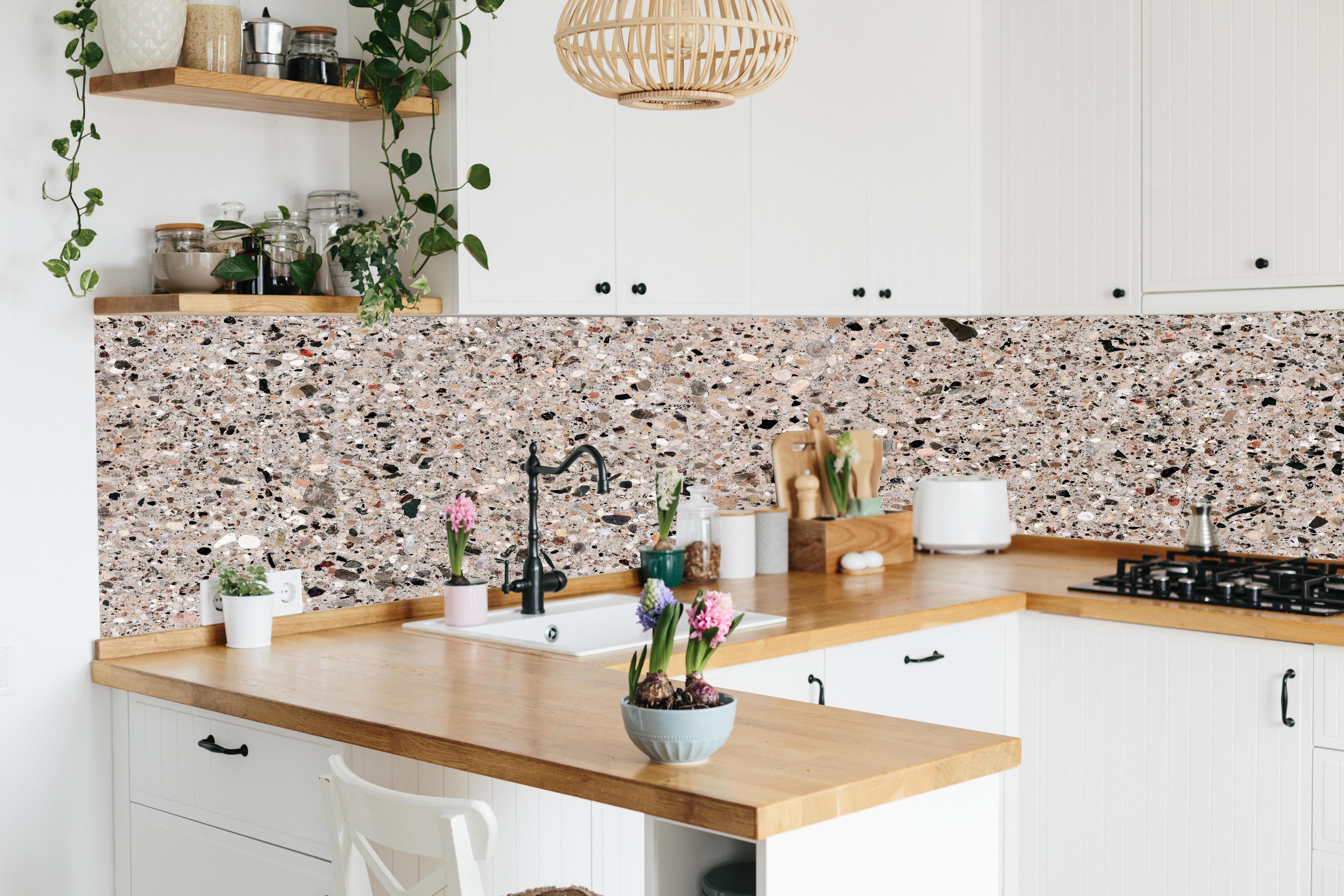 Küche - Robuste Beige Terrazzo Oberflächenstruktur hinter weißen Hochglanz-Küchenregalen und schwarzem Wasserhahn