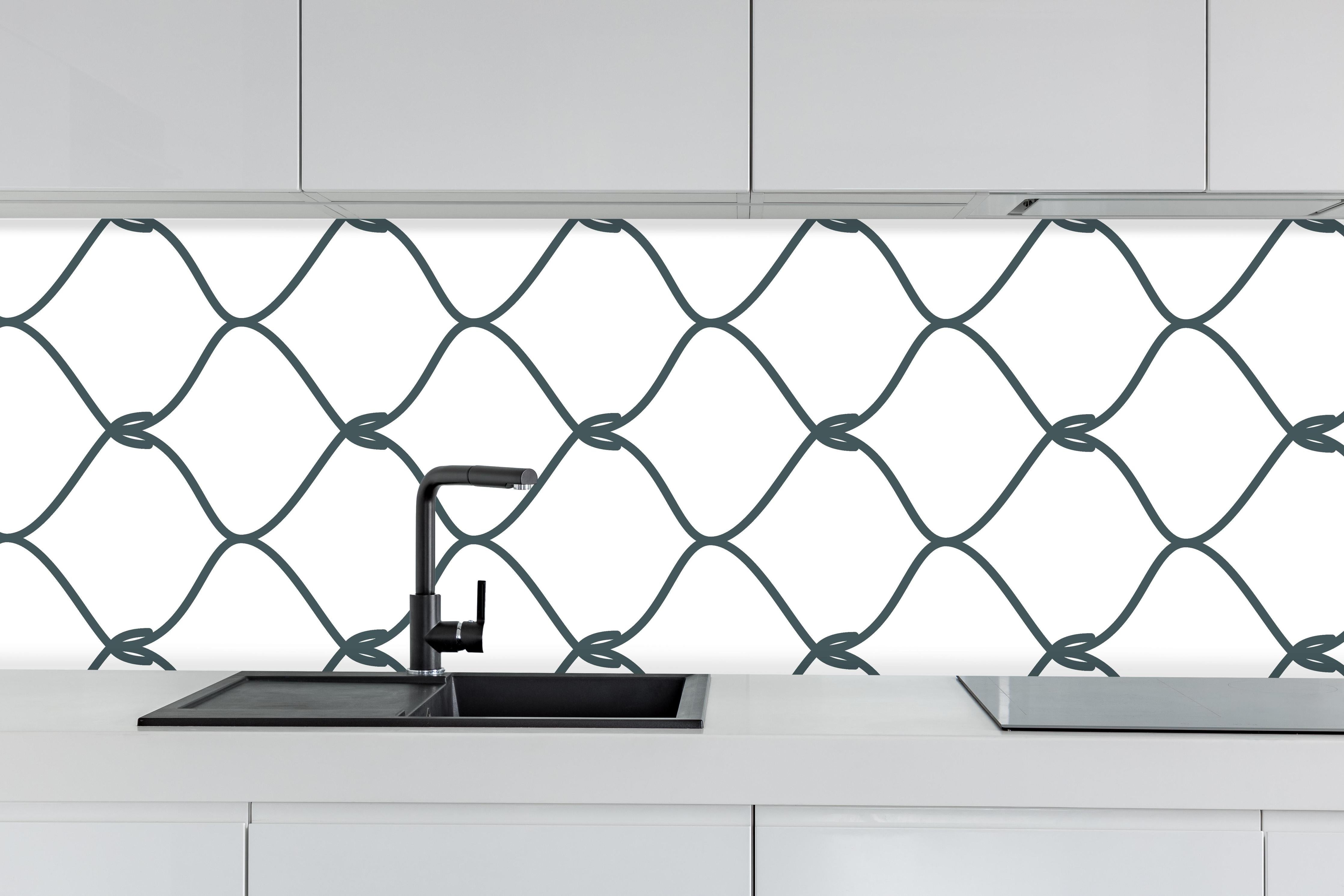 Küche - Robuster Maschendrahtzaun in Grau hinter weißen Hochglanz-Küchenregalen und schwarzem Wasserhahn