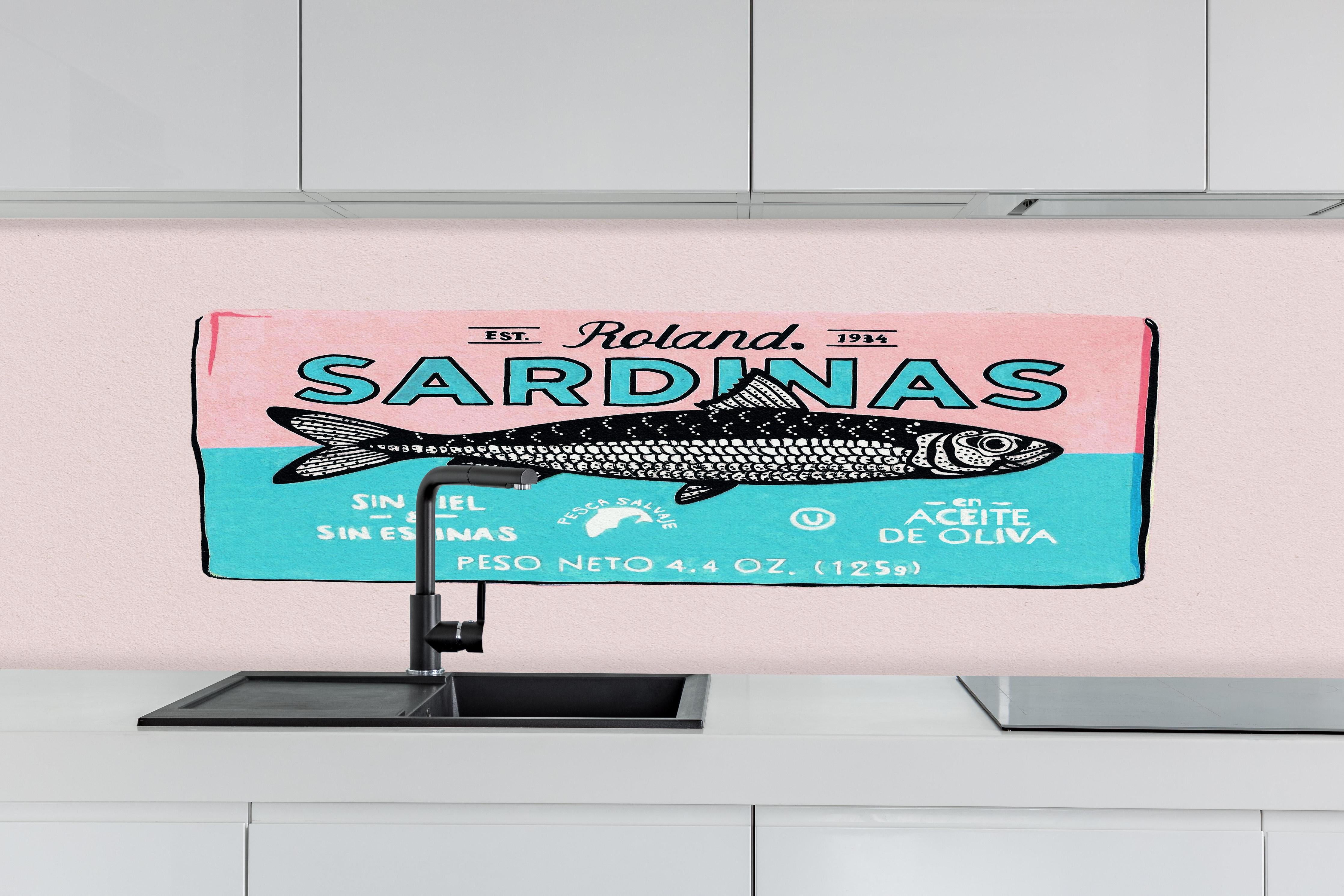 Küche - Roland Sardinas hinter weißen Hochglanz-Küchenregalen und schwarzem Wasserhahn