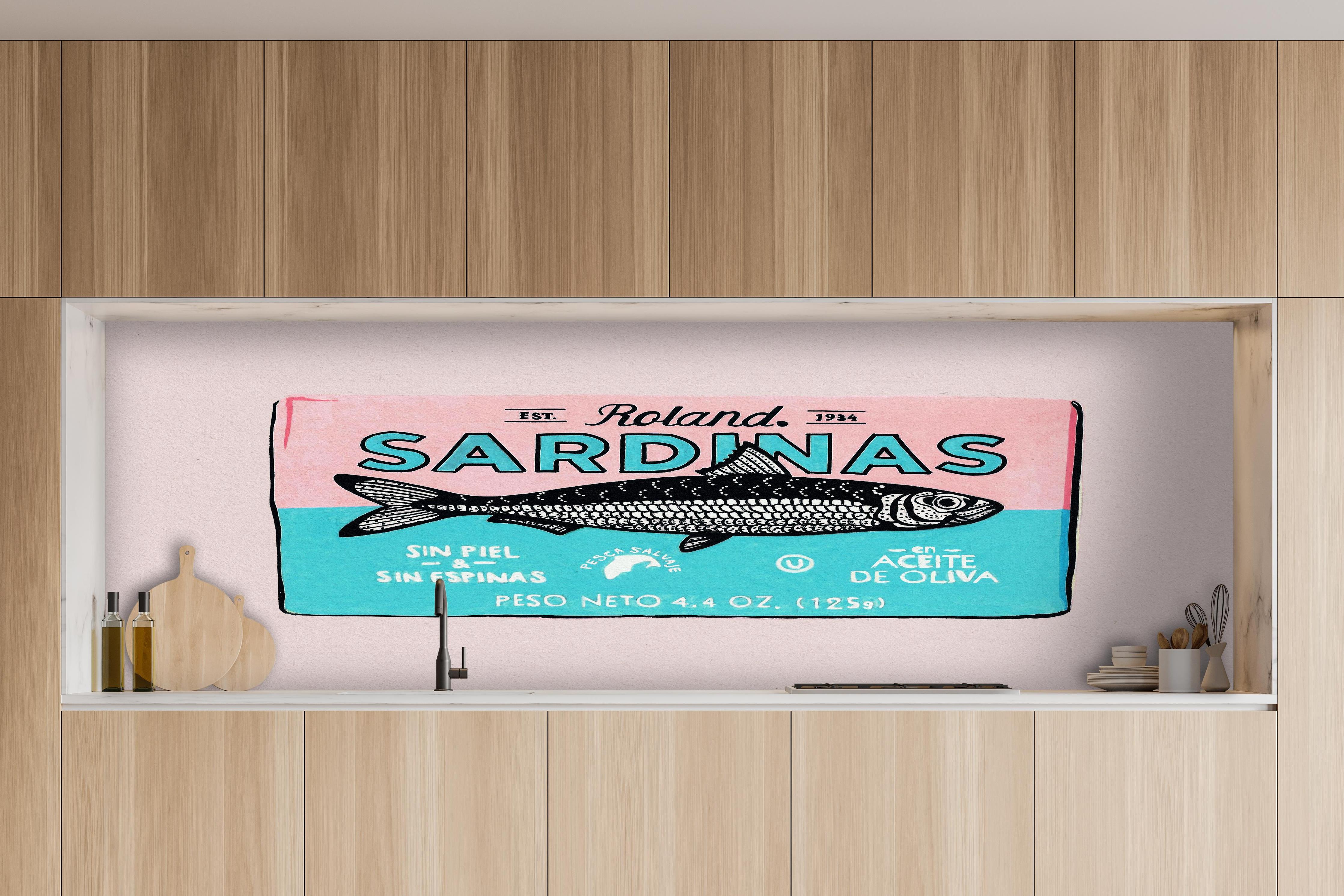 Küche - Roland Sardinas hinter weißen Hochglanz-Küchenregalen und schwarzem Wasserhahn