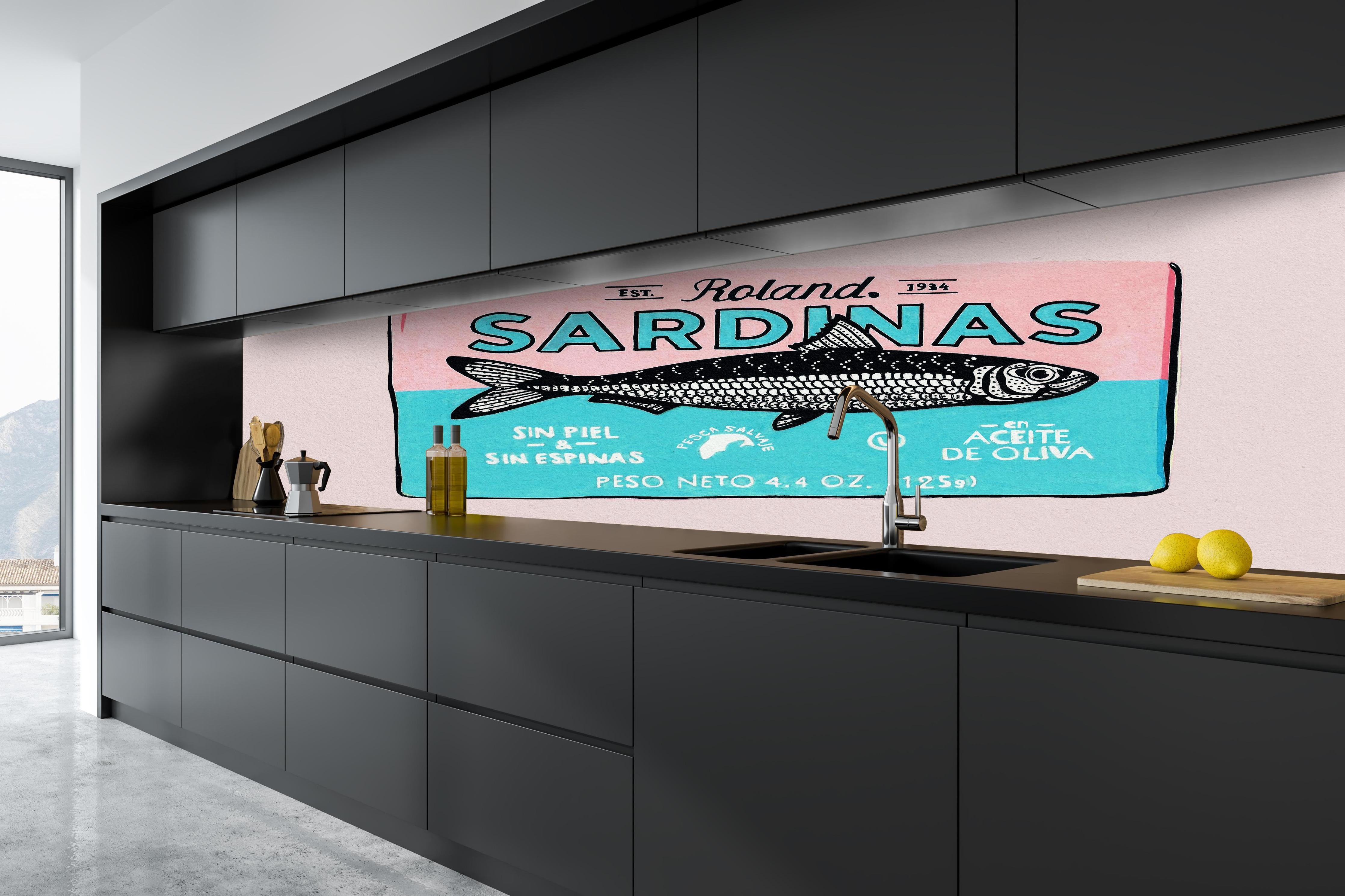 Küche - Roland Sardinas hinter weißen Hochglanz-Küchenregalen und schwarzem Wasserhahn