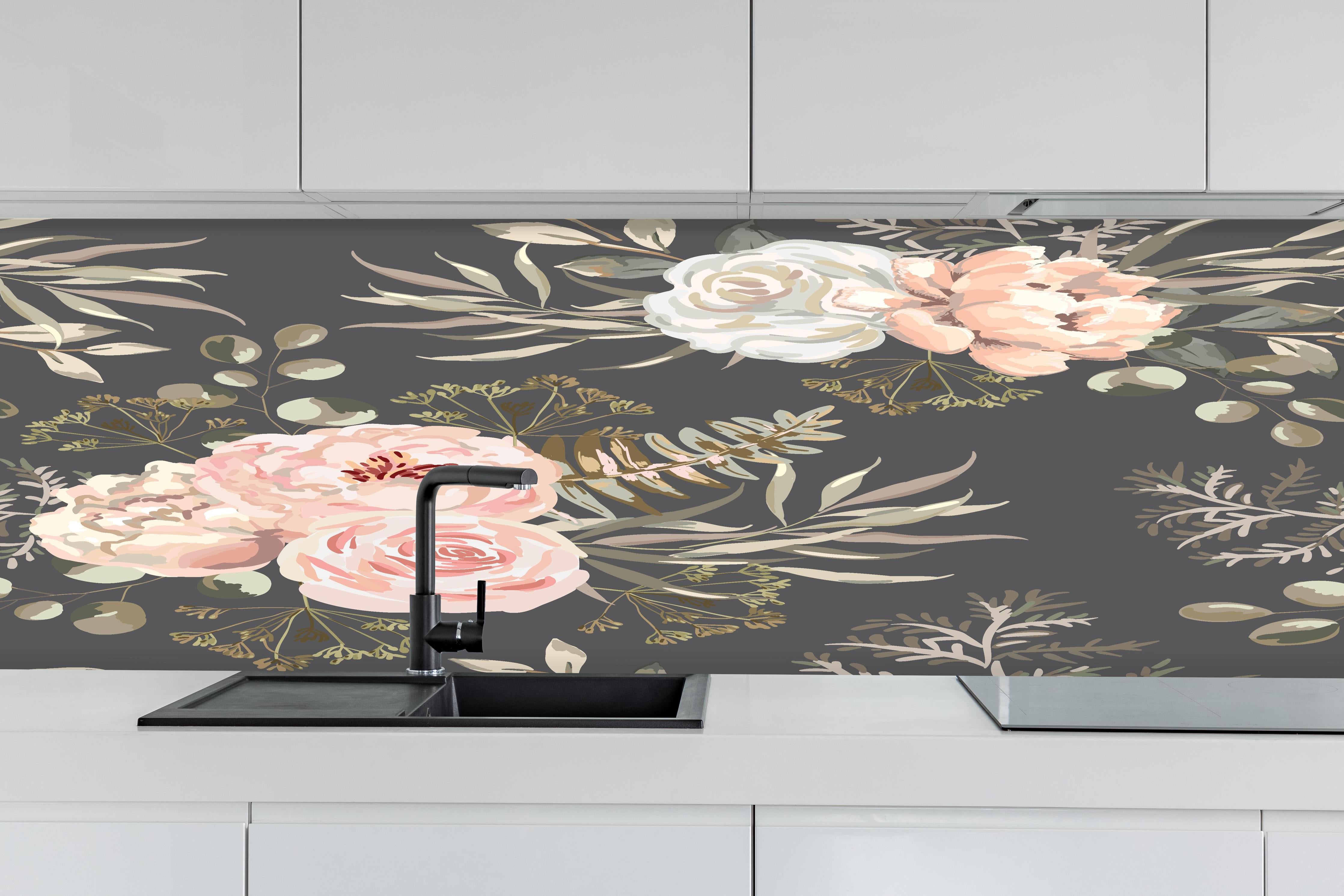 Küche - Rosa Blüten Dunkelgrau Muster hinter weißen Hochglanz-Küchenregalen und schwarzem Wasserhahn