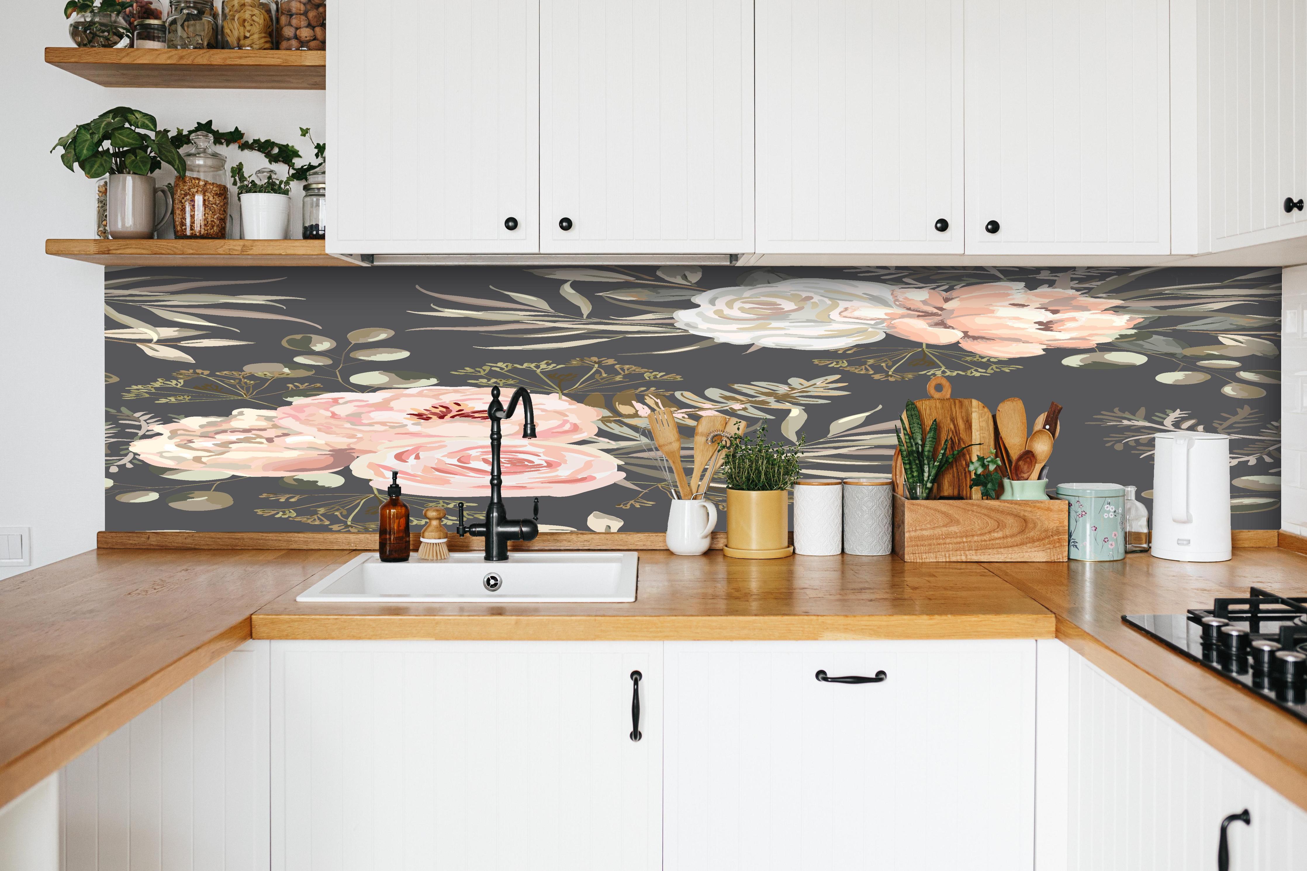Küche - Rosa Blüten Dunkelgrau Muster hinter weißen Hochglanz-Küchenregalen und schwarzem Wasserhahn
