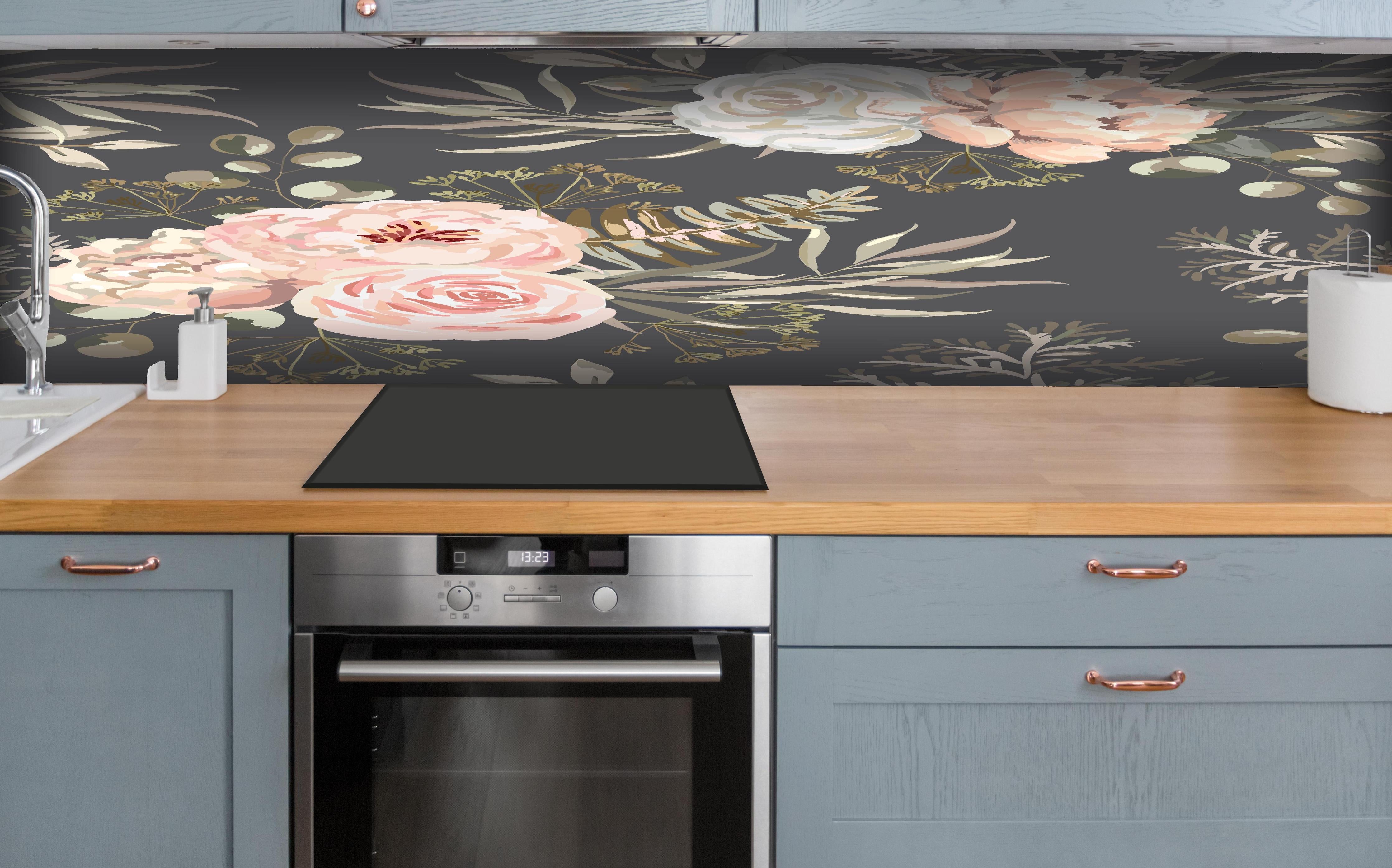 Küche - Rosa Blüten Dunkelgrau Muster hinter weißen Hochglanz-Küchenregalen und schwarzem Wasserhahn