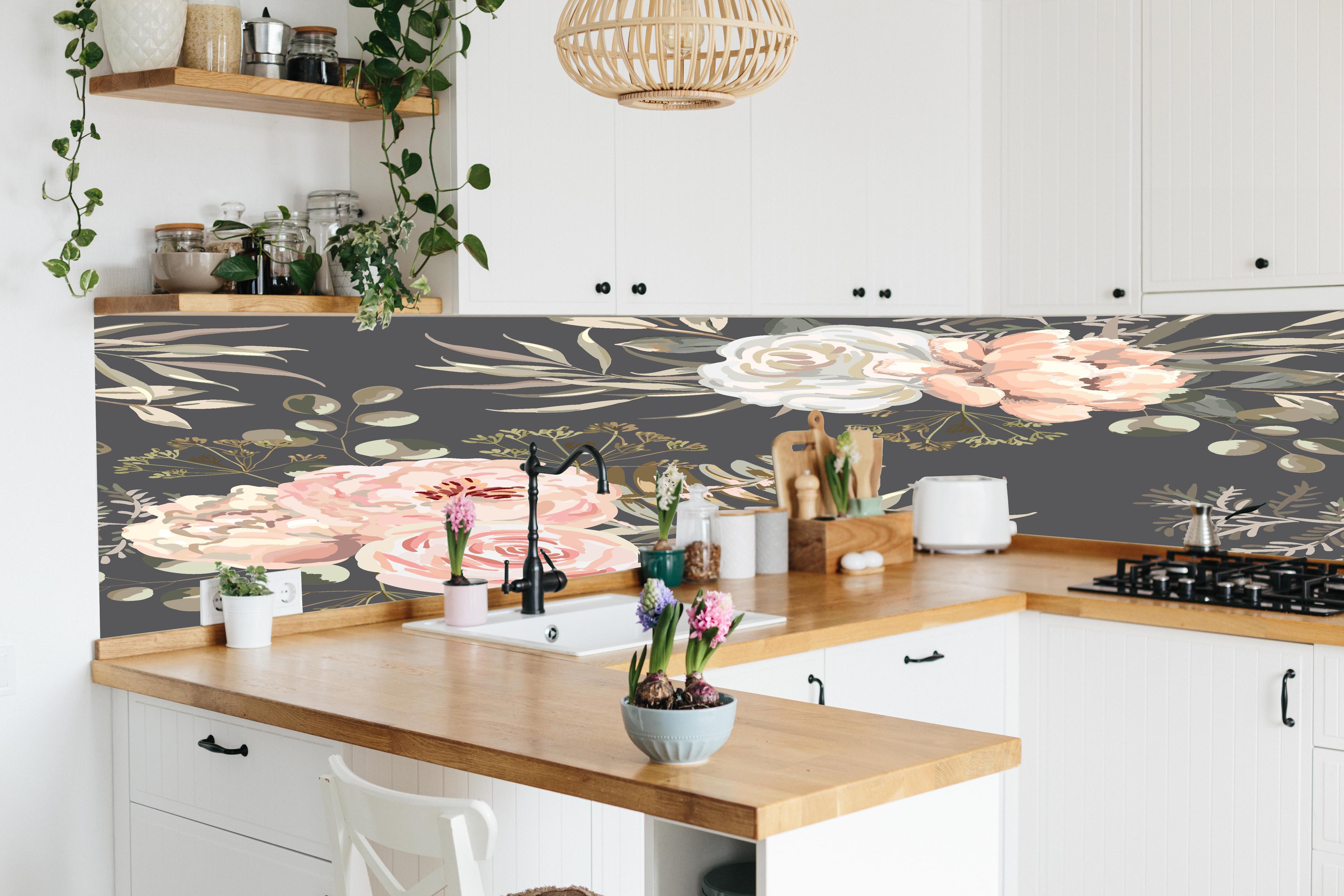 Küche - Rosa Blüten Dunkelgrau Muster hinter weißen Hochglanz-Küchenregalen und schwarzem Wasserhahn
