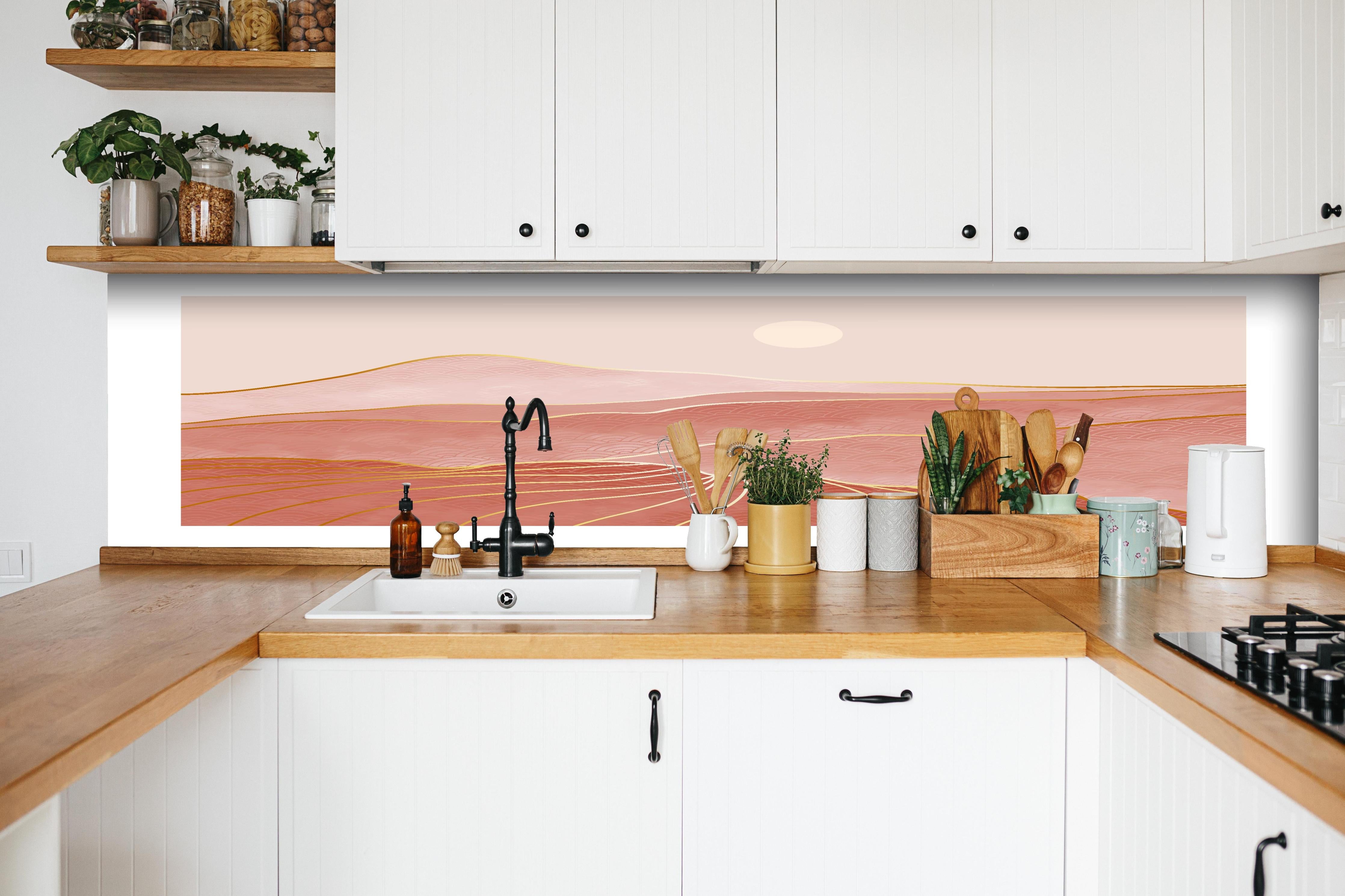 Küche - Rosa-Hügellandschaft bei Sonnenuntergang hinter weißen Hochglanz-Küchenregalen und schwarzem Wasserhahn