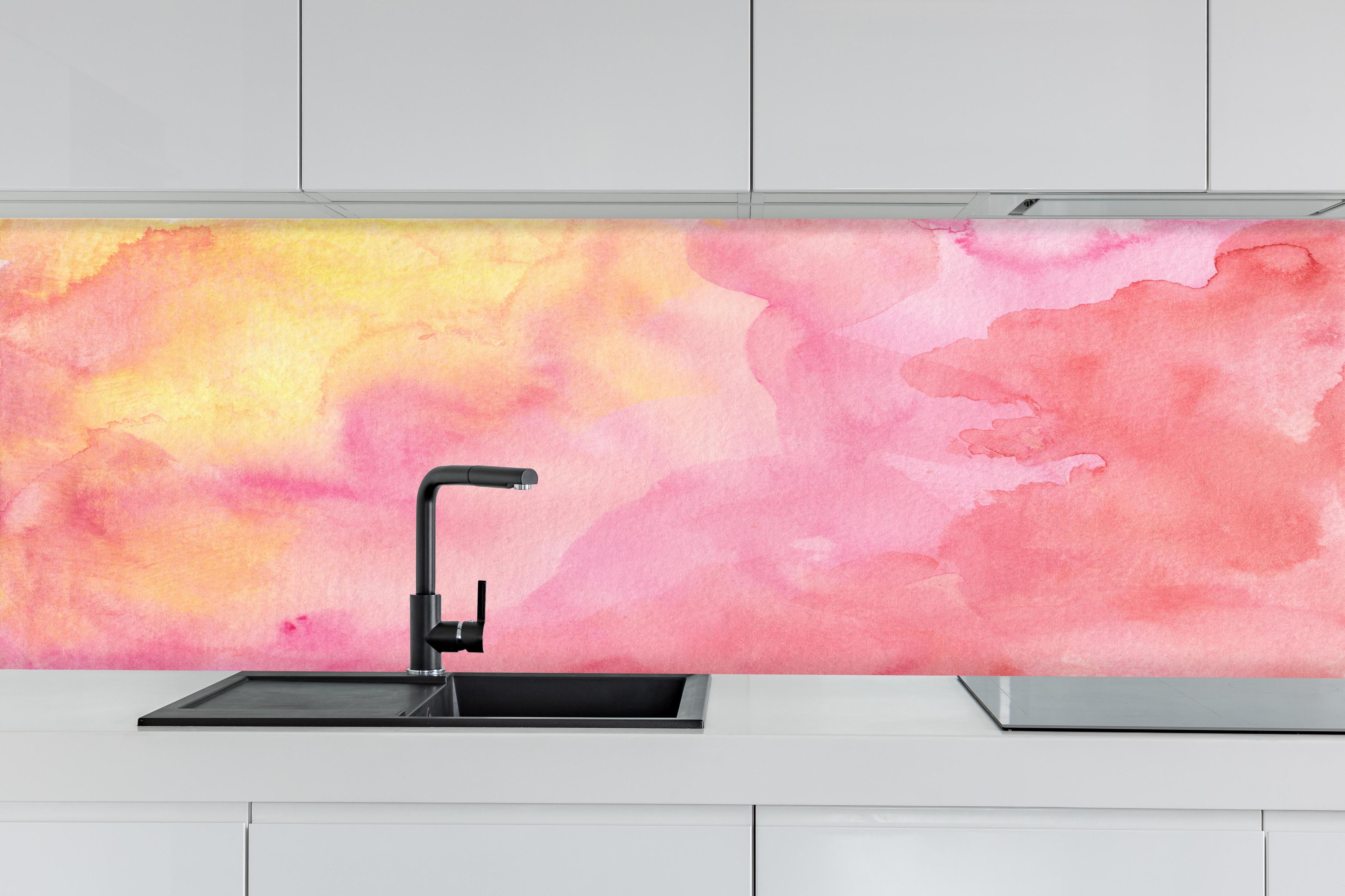 Küche - Rosa Verwaschenes Farben-Design hinter weißen Hochglanz-Küchenregalen und schwarzem Wasserhahn